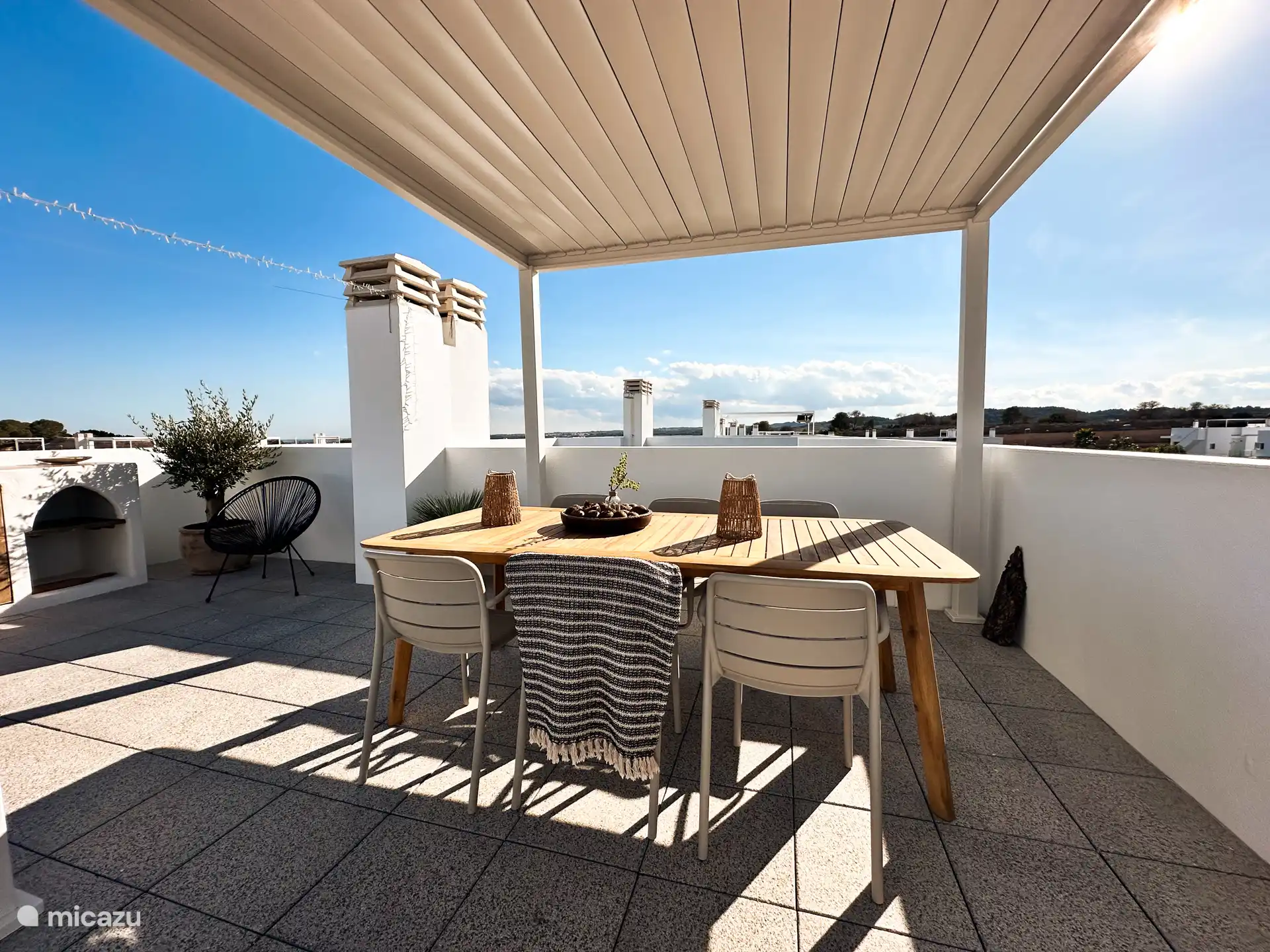 Dakterras waar je lekker aan tafel kunt zitten maar waar je ook heerlijk kan zonnen op comfortabele ligbedden (4 stuks aanwezig)