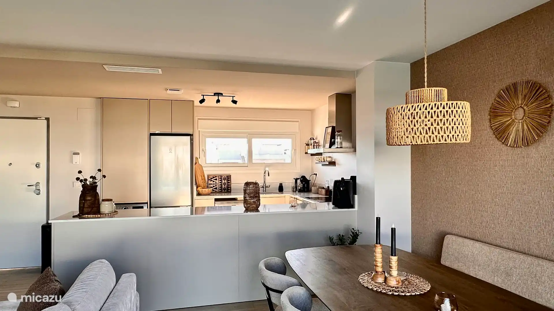 De keuken is van alle gemakken voorzien: vaatwasser, wasmachine, oven, keramische kookplaat, koel-vriescombinatie, airfryer, waterkoker, citruspers, broodrooster en een Dolce Gusto koffiezetapparaat.