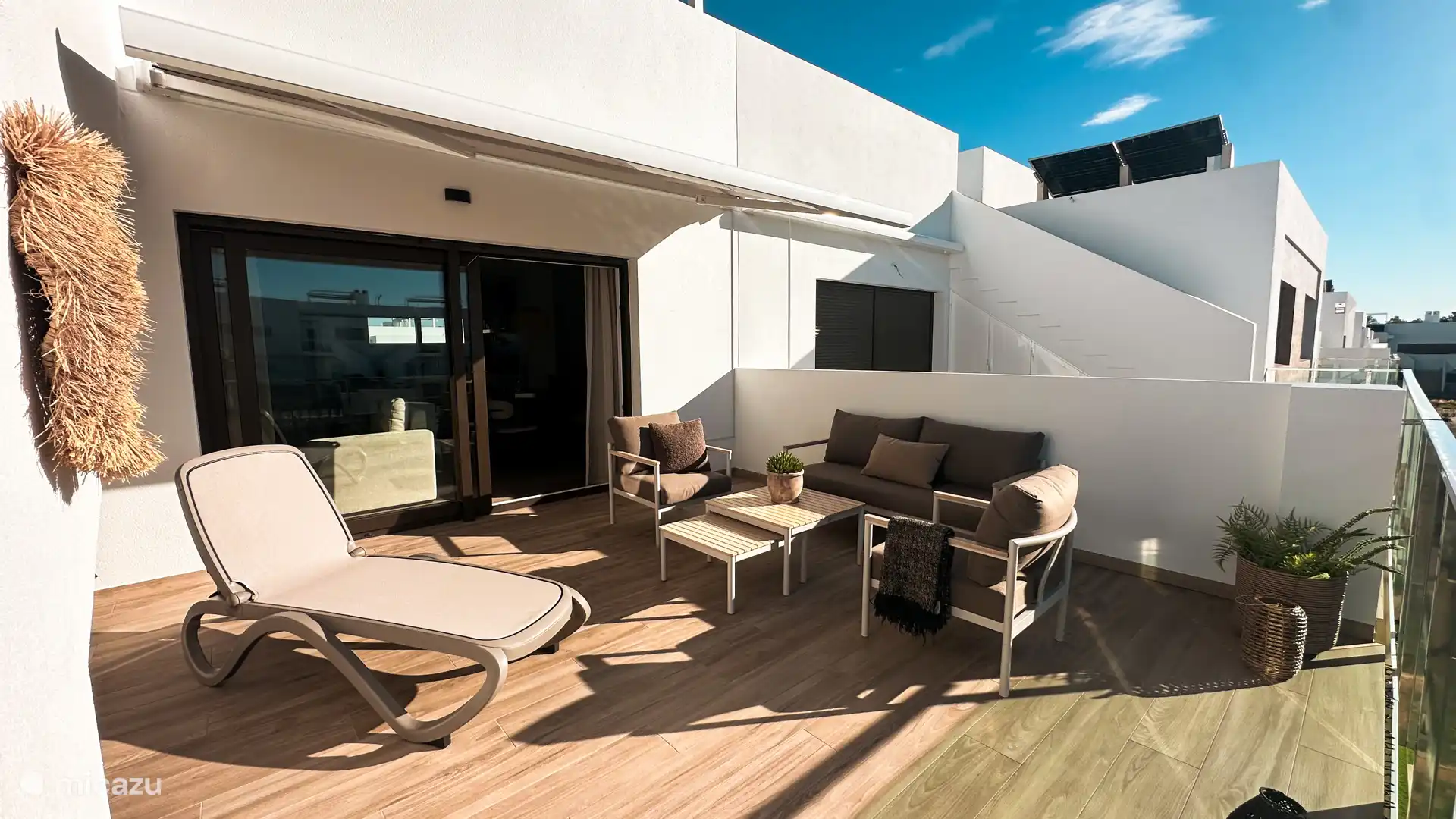 Zonnig terras met zonnescherm