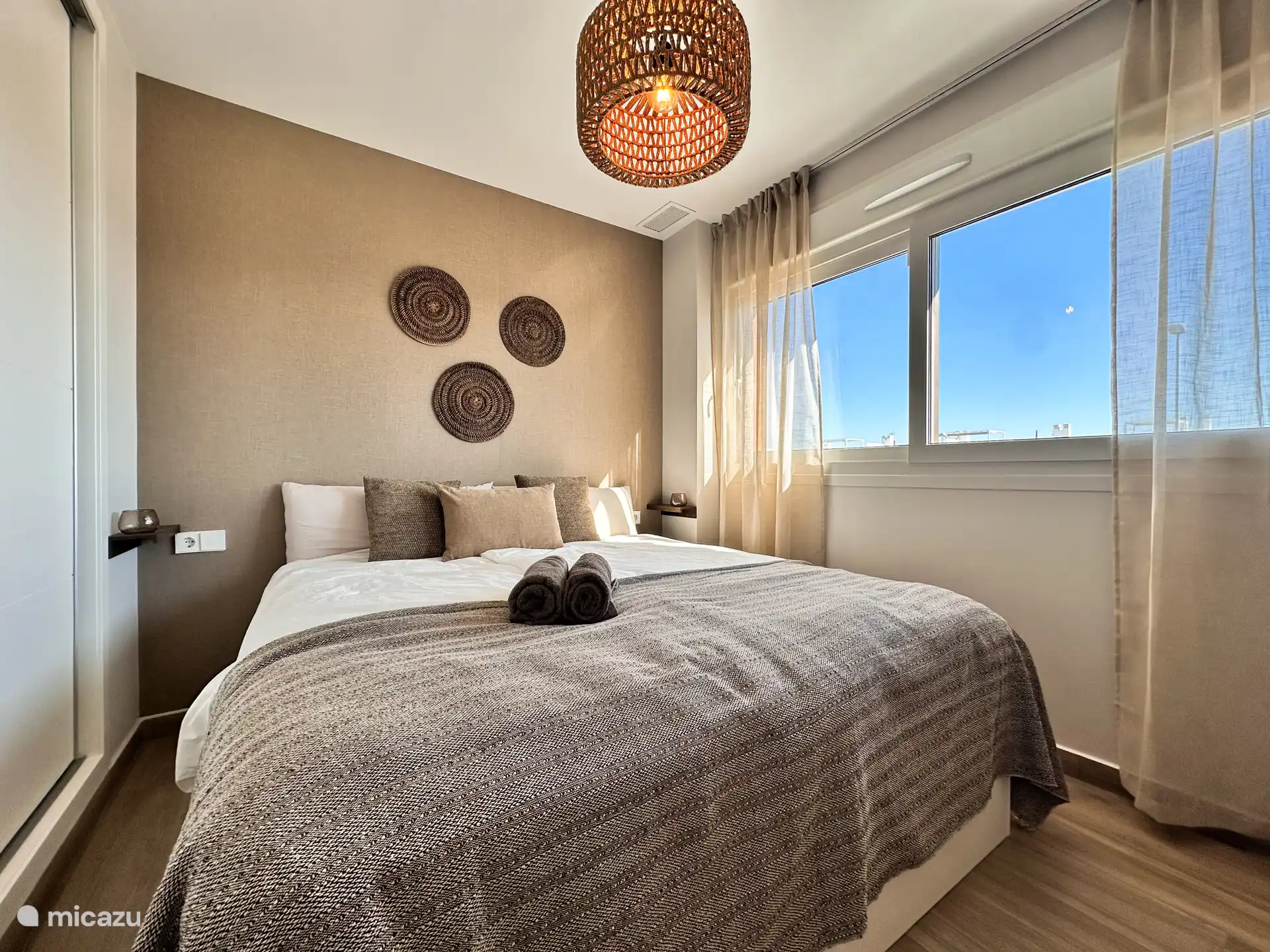 2e slaapkamer (twee 1-persoonsbedden) met eigen badkamer. Voorzien van airco en rolluiken. 