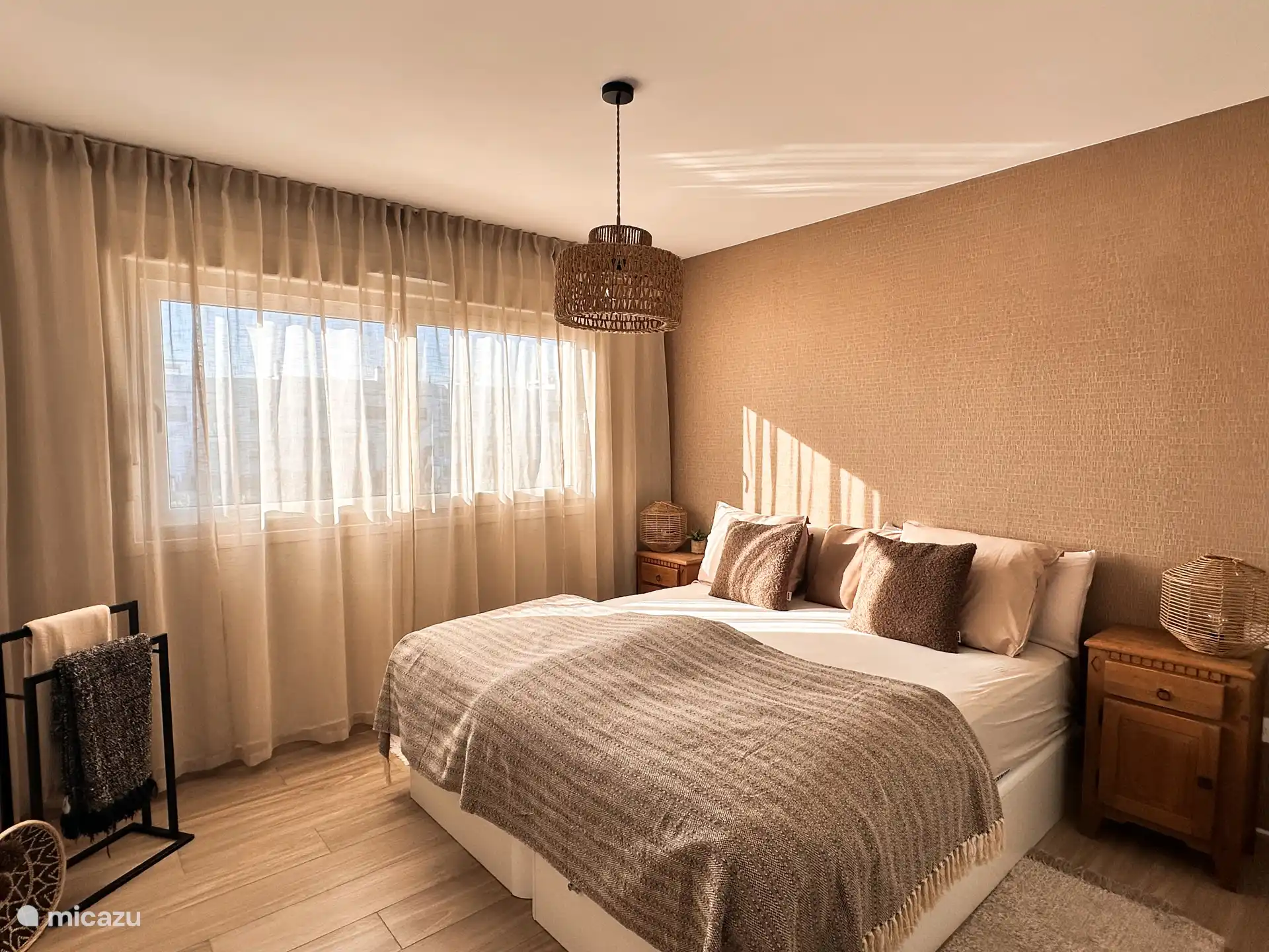 Master bedroom (tweepersoonsbed) met aansluitende badkamer. Voorzien van airco en rolluiken. 