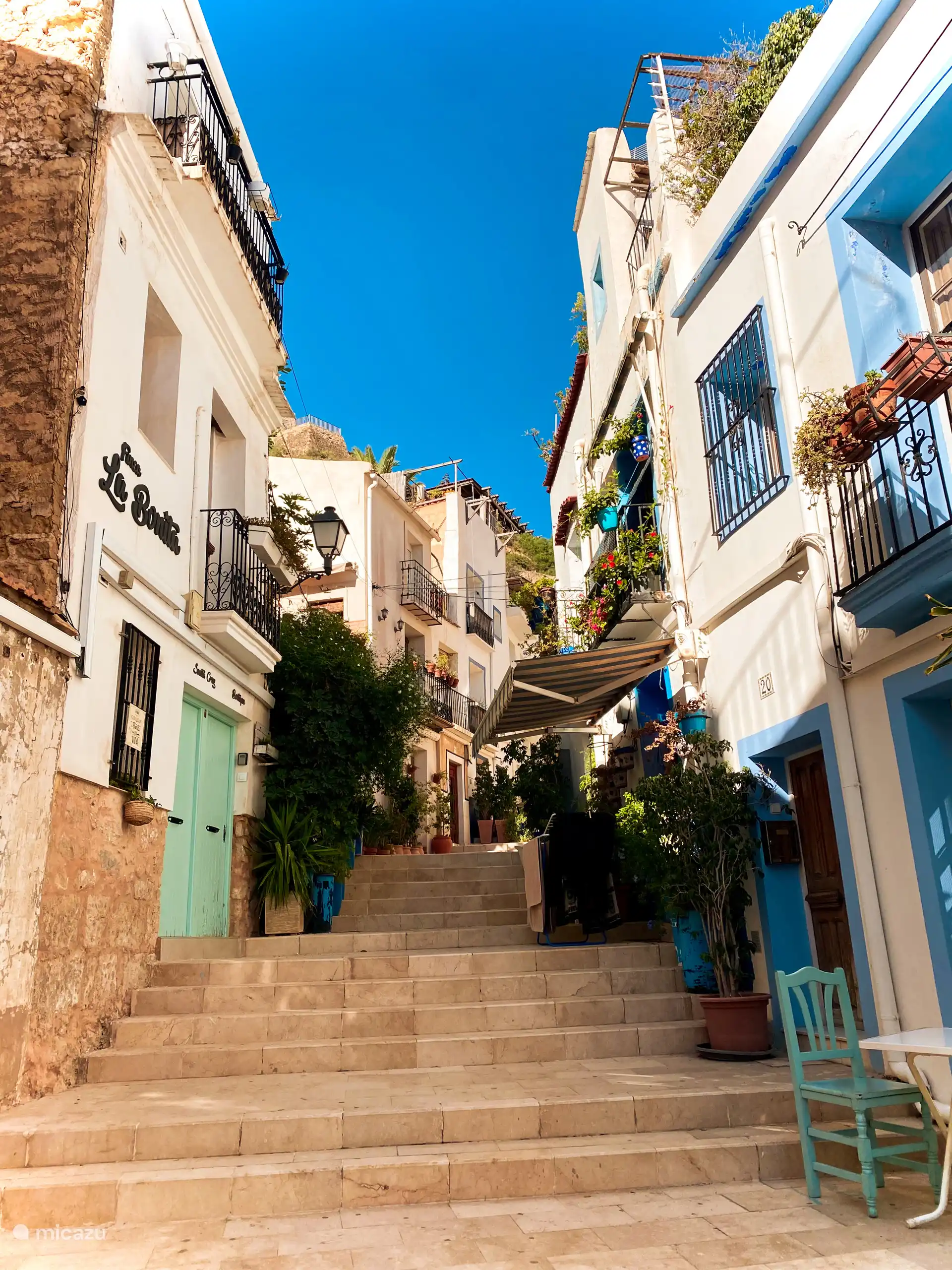 Die großen Städte Alicante und Murcia sind etwa 45 Autominuten entfernt, mit vielen schönen Straßen, Restaurants und Sehenswürdigkeiten