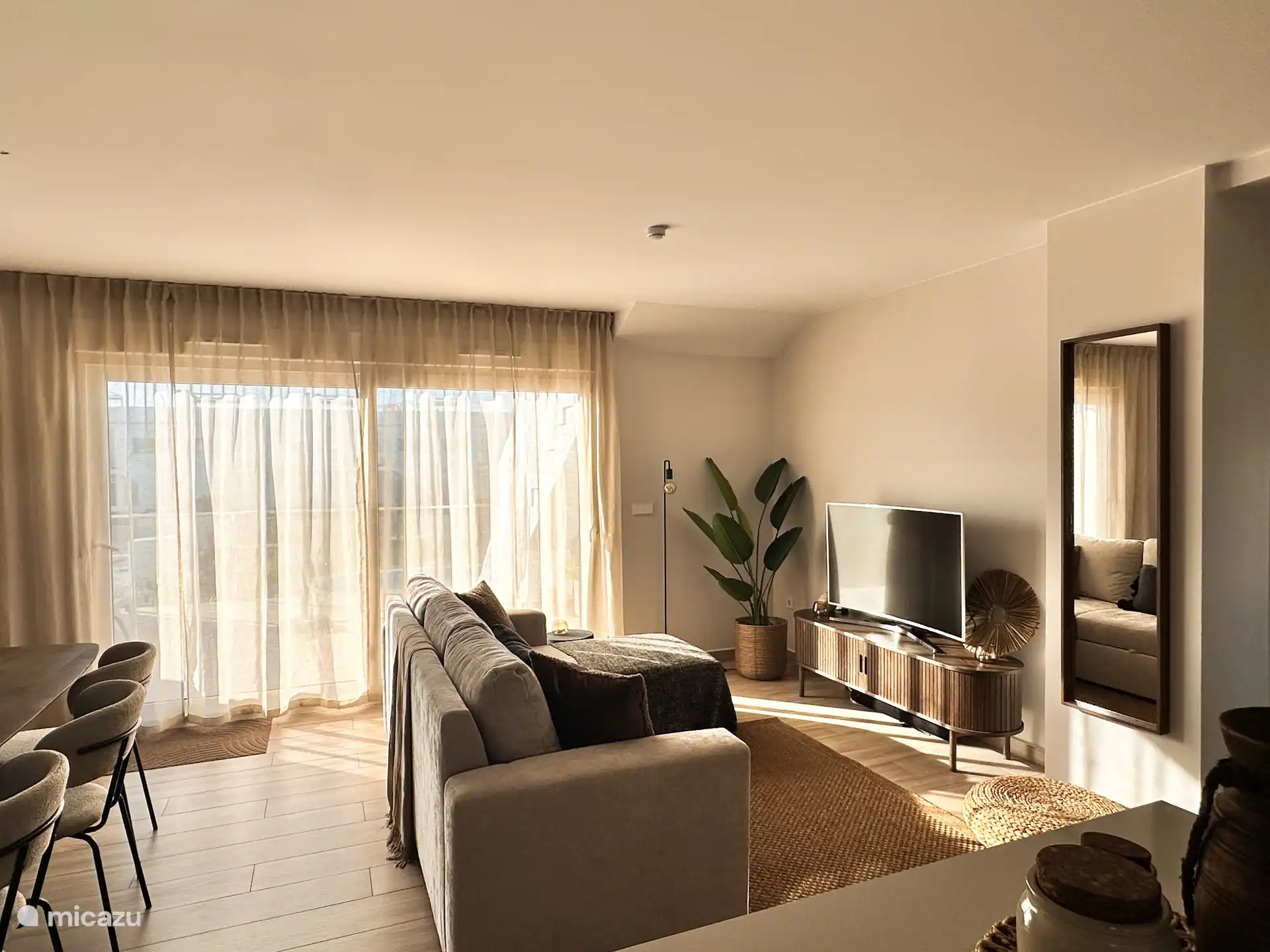 Sfeervolle woonkamer waar je je meteen thuis zal voelen.