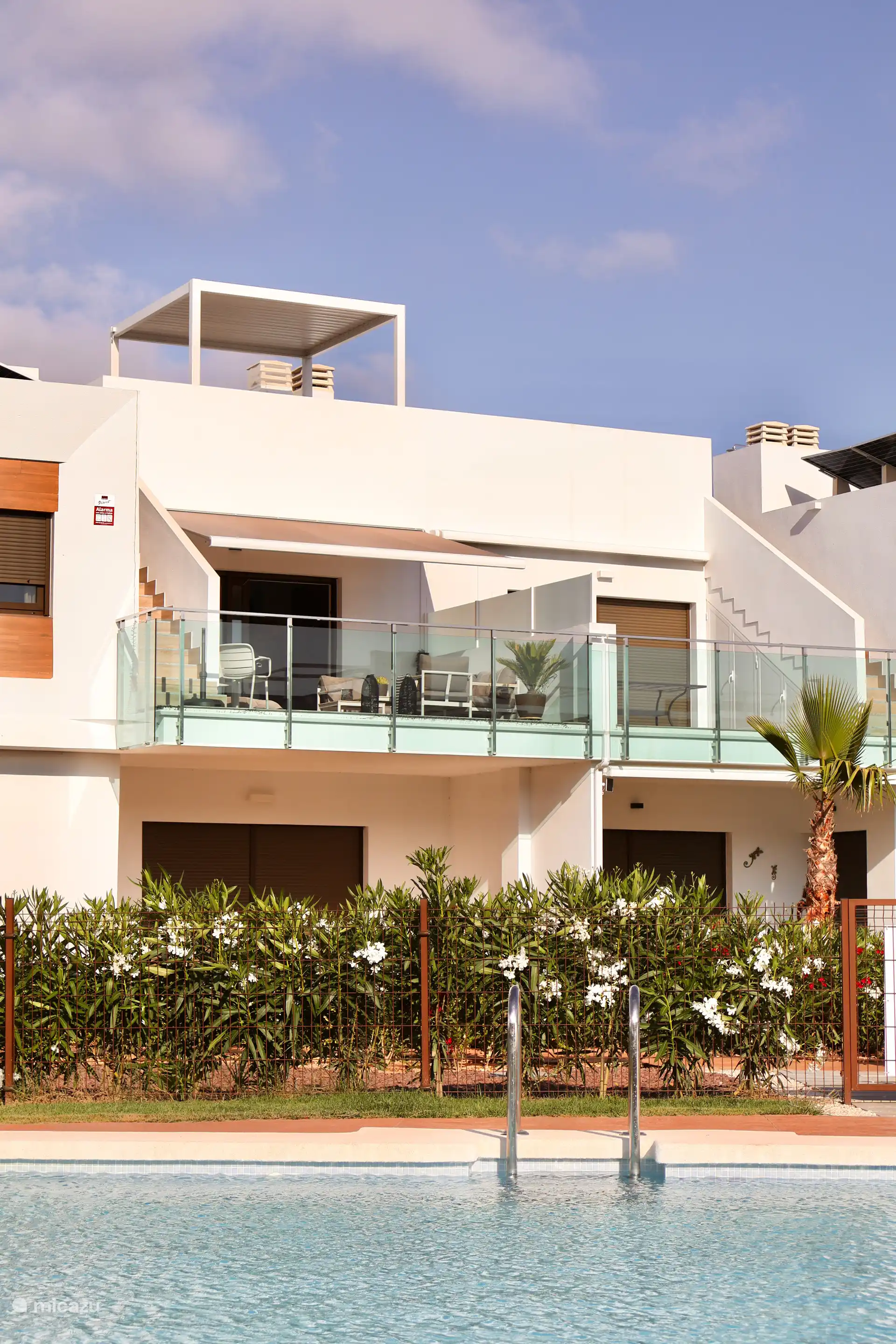 Die untere Terrasse vom Pool aus