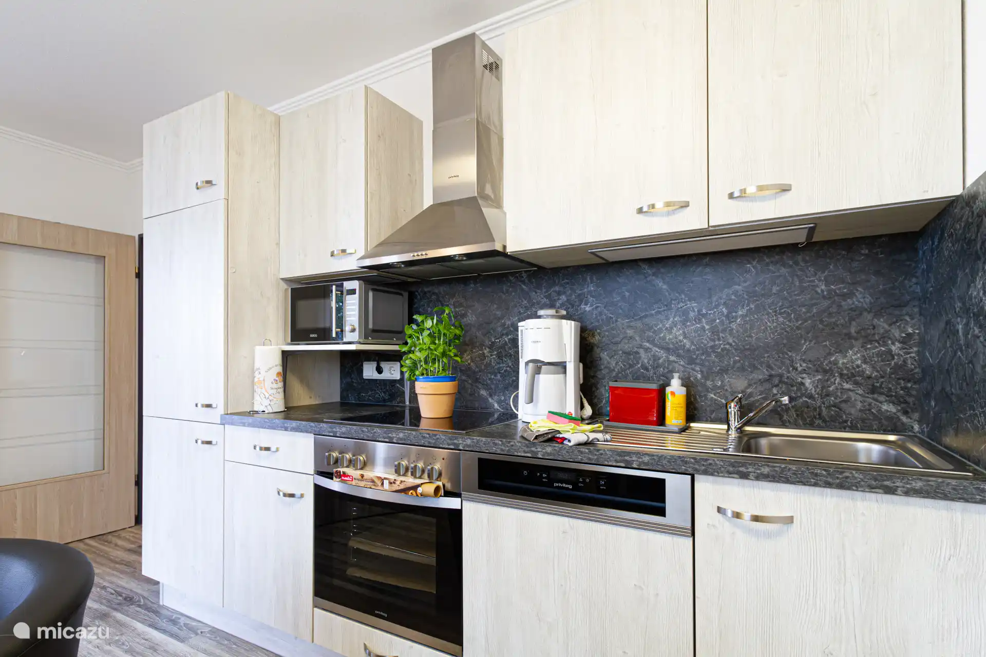 Voll ausgestattete Küche 