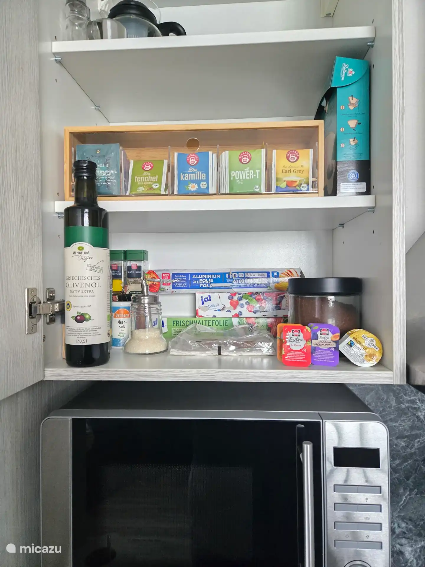 Verschiedene Teesorten und Kaffee stehen zur freien Verfügung 