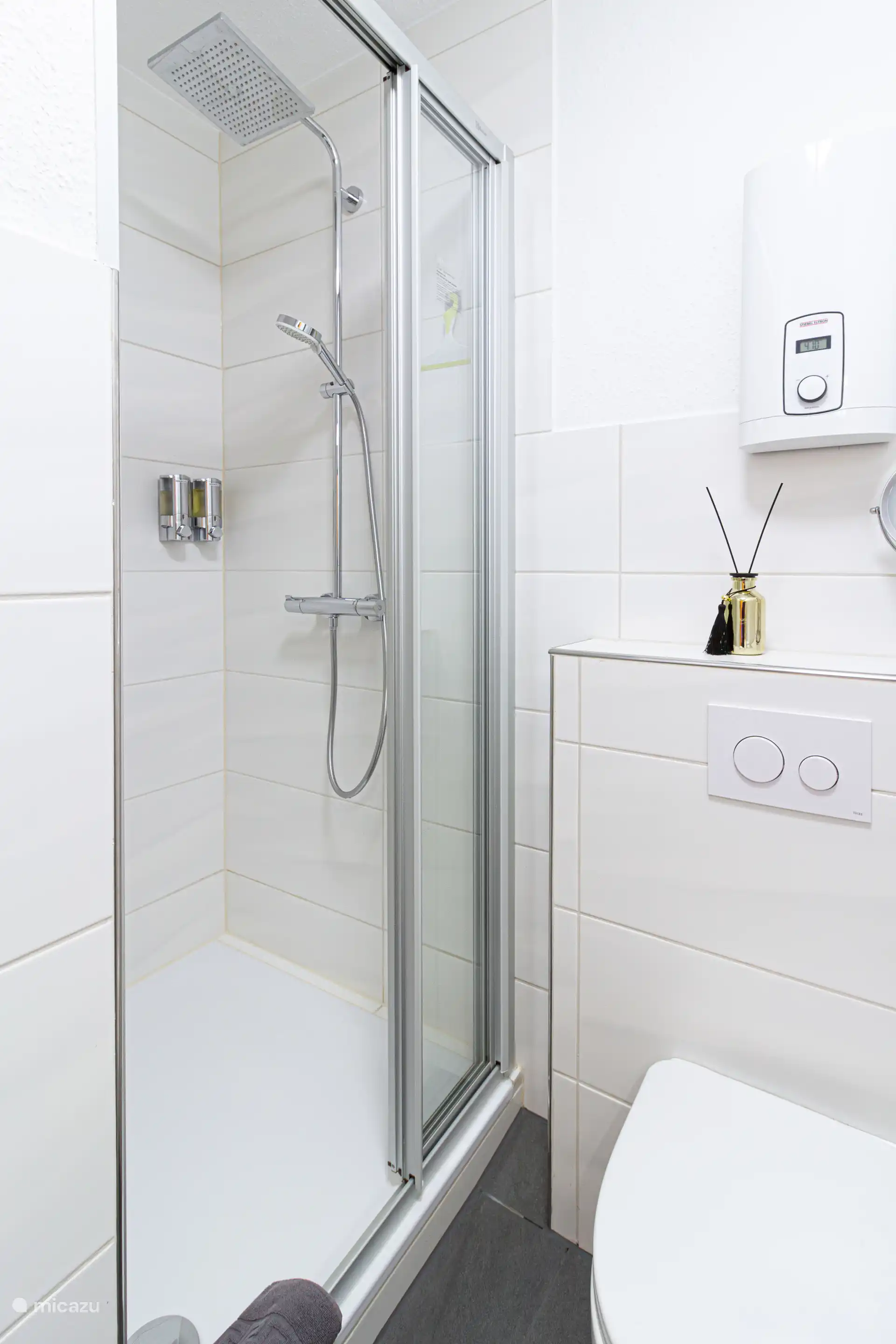 Dusche mit Naturkosmetik der Firma SANTE Shampoo,Duschgel und Conditioner