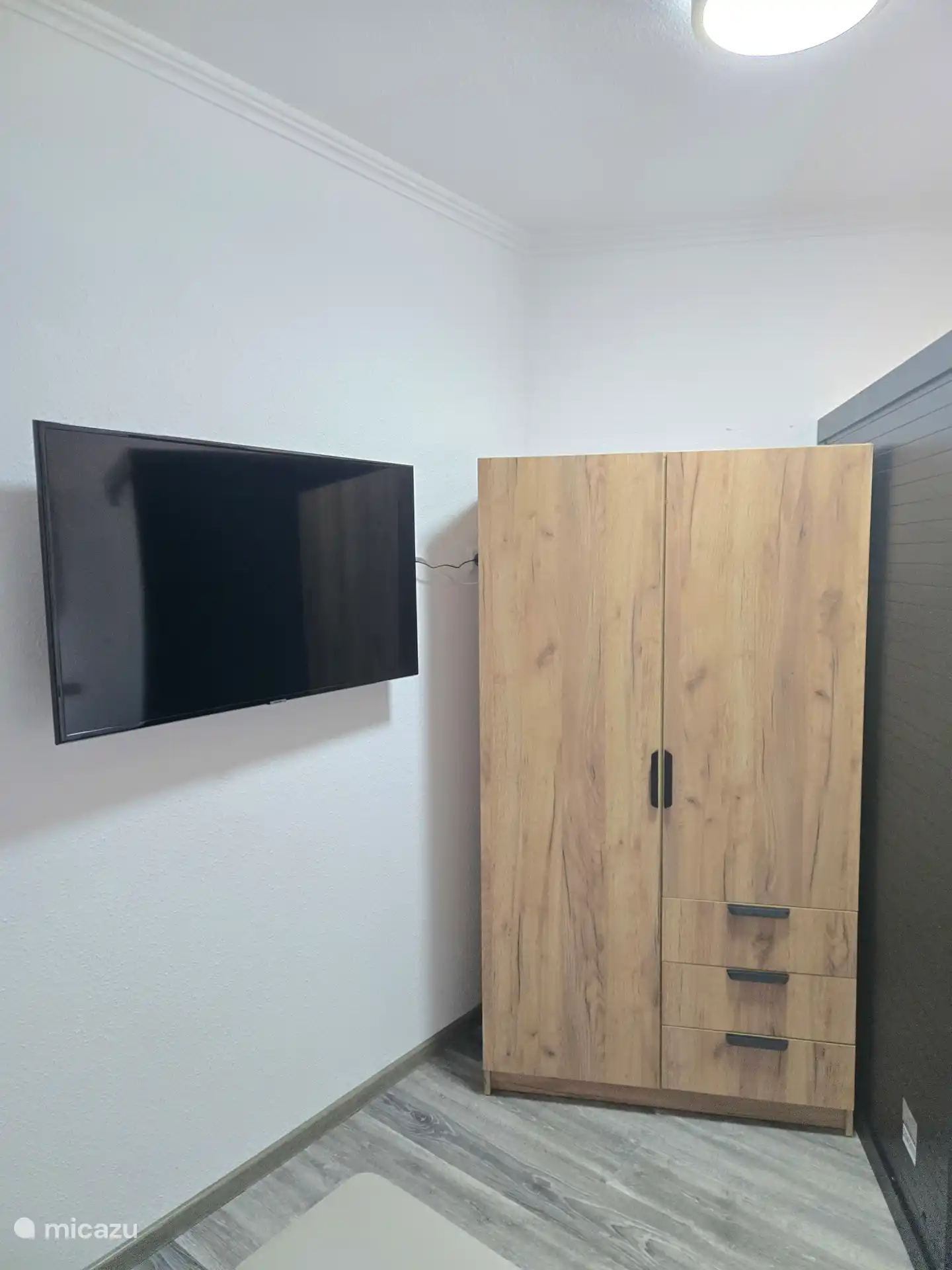 Schlafzimmer mit Smart-TV im Kleiderschrank findet ihr ein Bademantel und einmal Hausschuhe pro Erwachsene Person 
