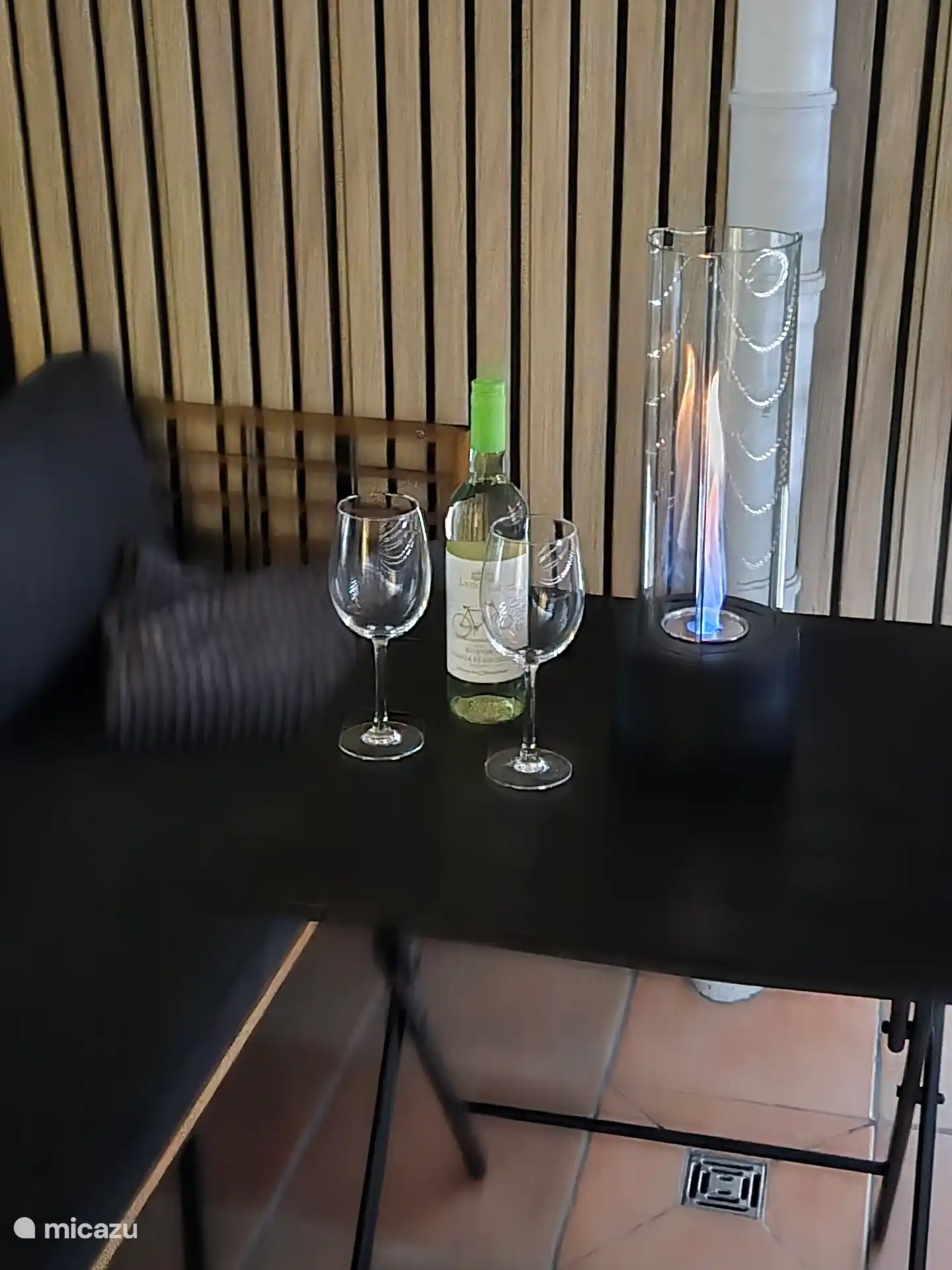 Ein Tischkamin sorgt für gemütlichkeit bei einem Glas Wein 