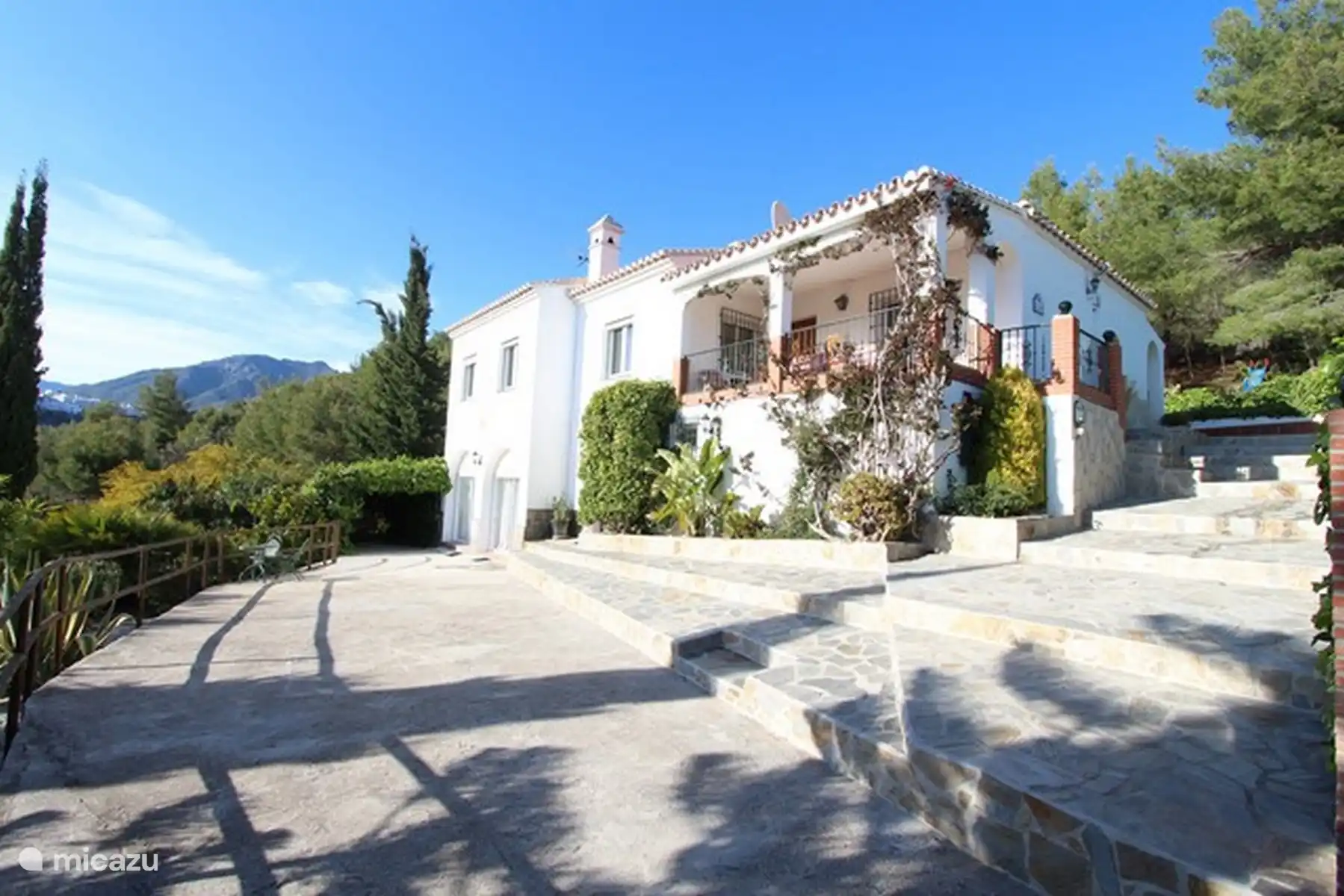 Außeneingang und Parkplatz