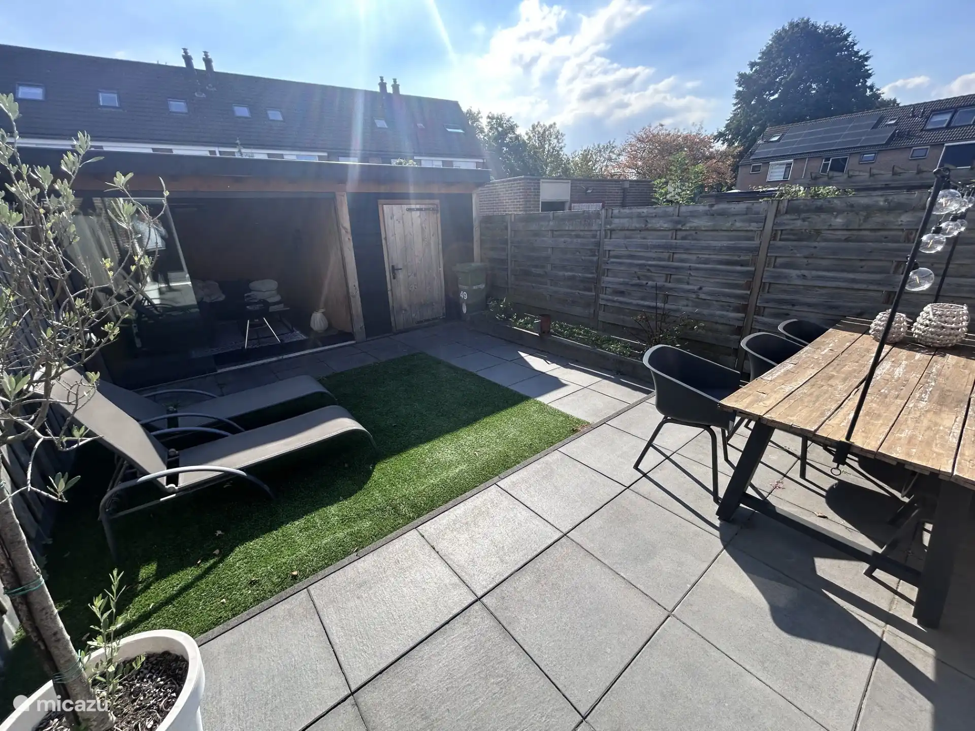 Bei schönem Wetter können Sie den Garten genießen.