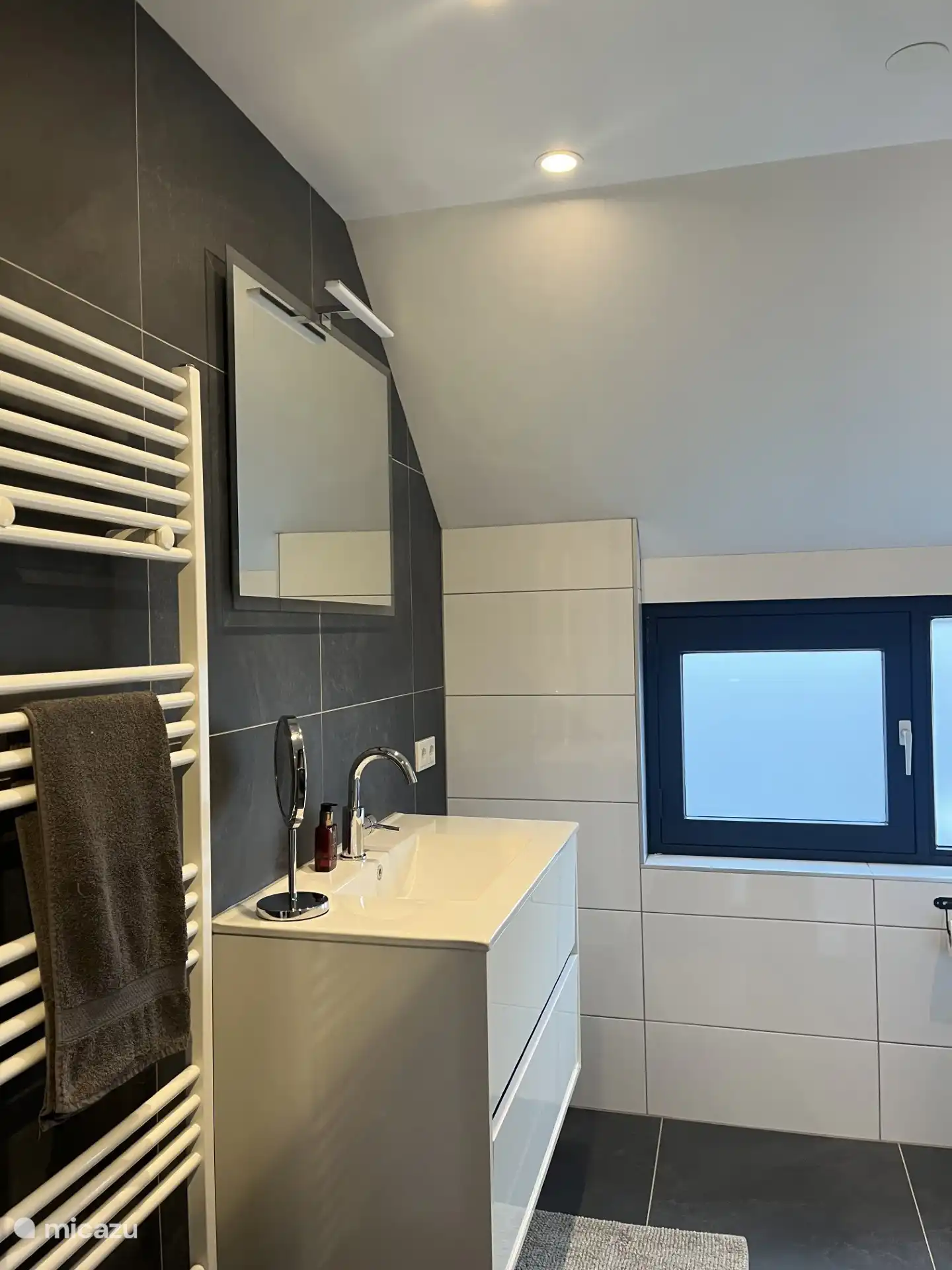 Das Badezimmer ist komplett ausgestattet