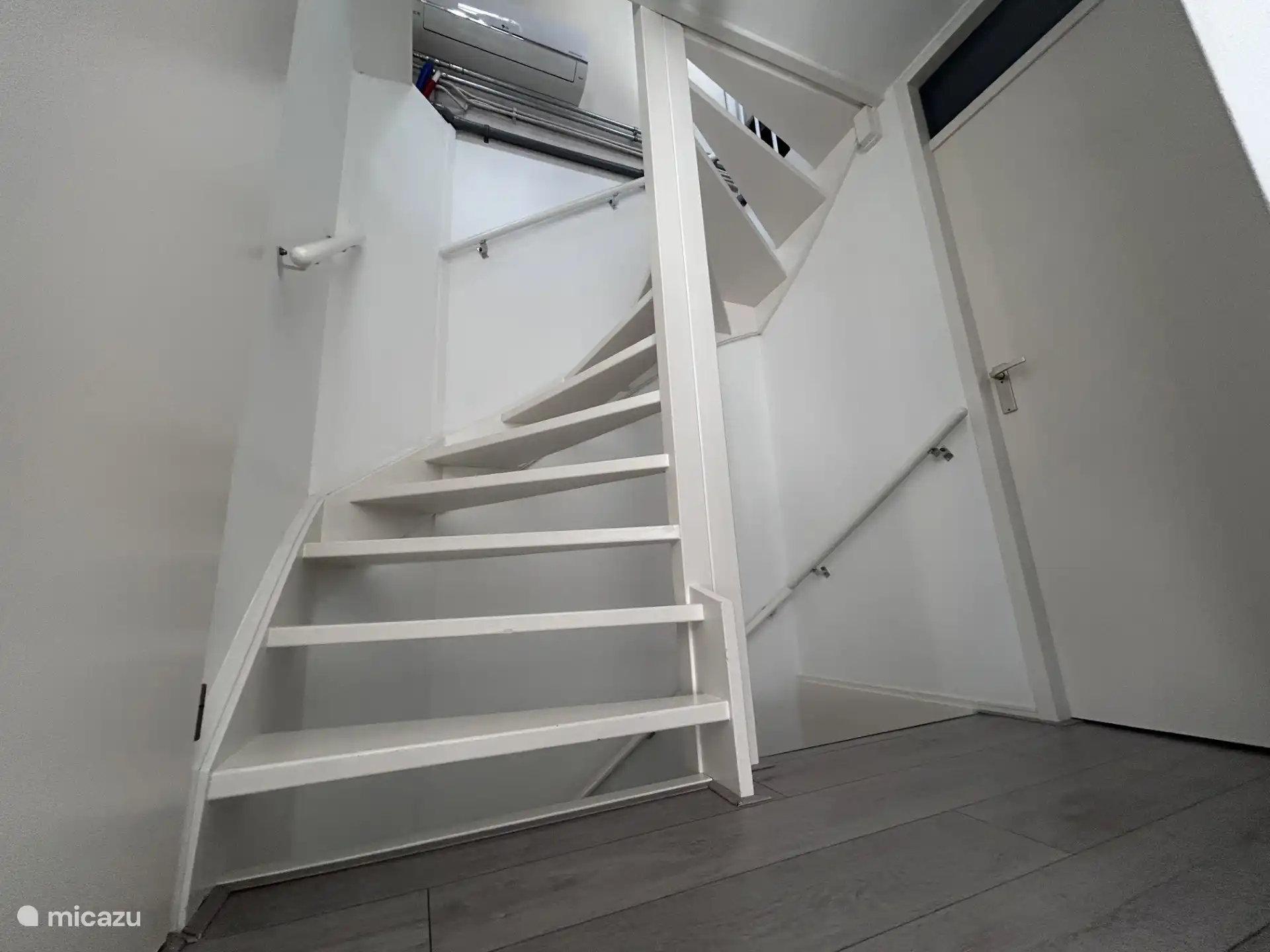 Der Treppenabsatz, auf dem sich auch die Klimaanlage befindet. Das kühlt die Schlafzimmer.