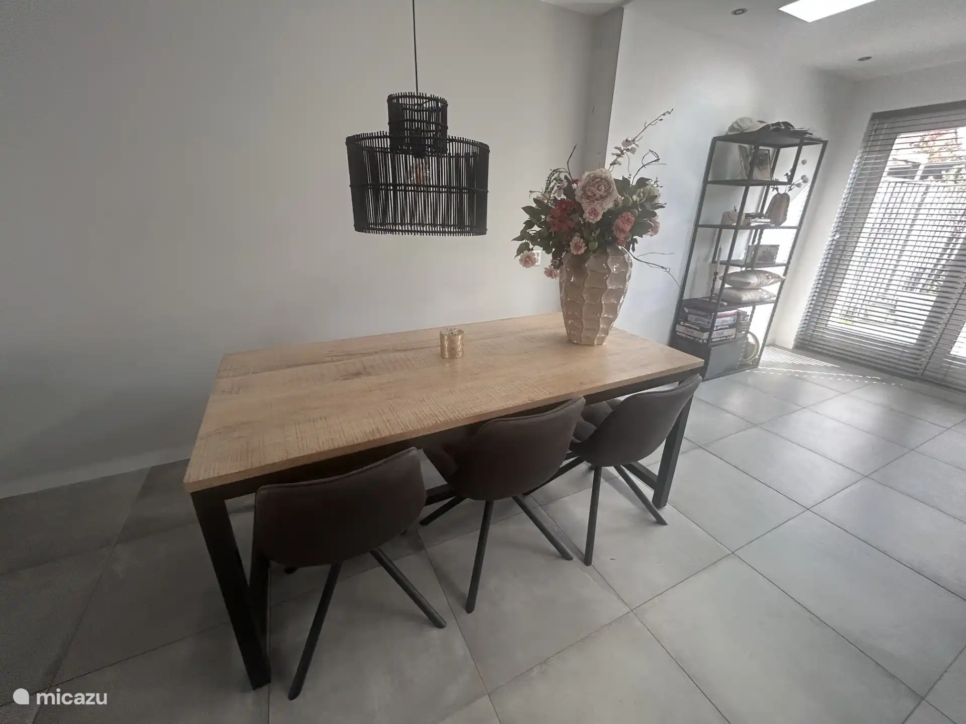 Setzen Sie sich zum Abendessen oder zu einem Brettspiel an den Tisch.