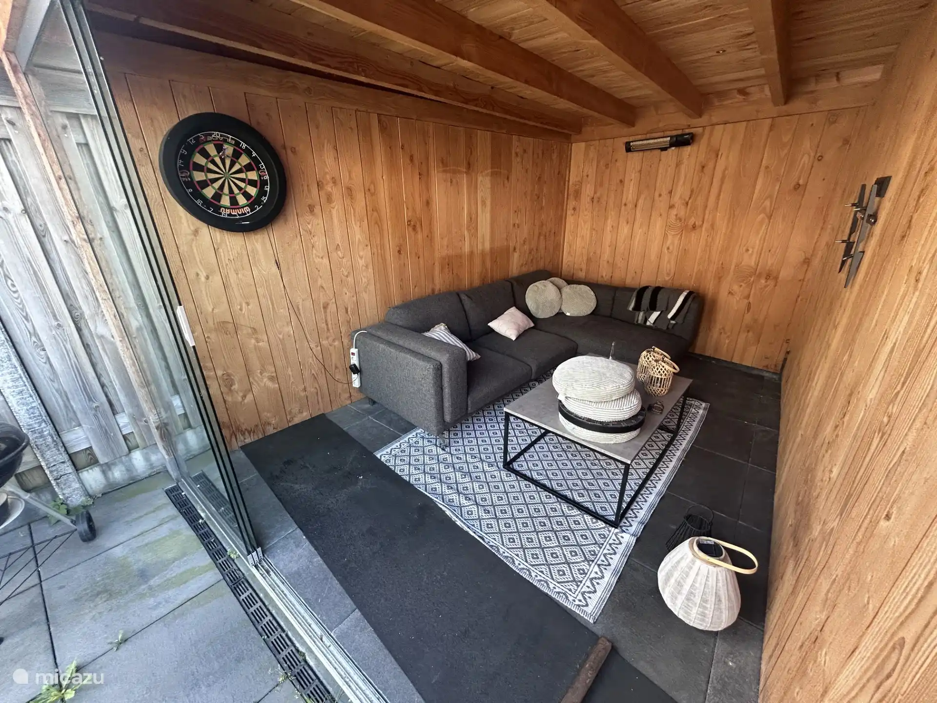 Zu heiß oder schlechtes Wetter? Nehmen Sie Platz auf der Veranda. Besiegen Sie Ihre Reisebegleiter mit einer Partie Darts.