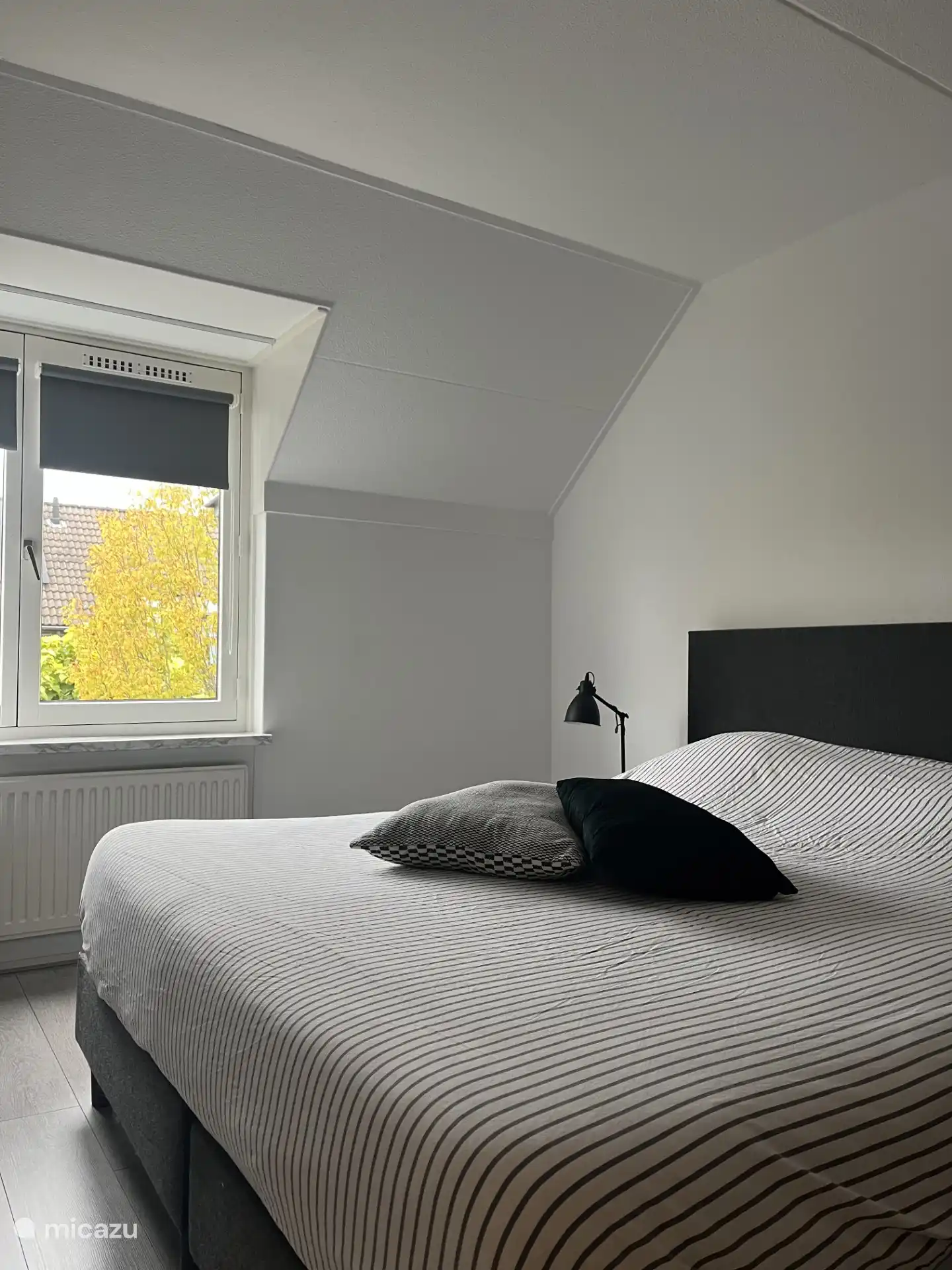 Genießen Sie Ihre Nachtruhe auf dem schönen Doppelbett.