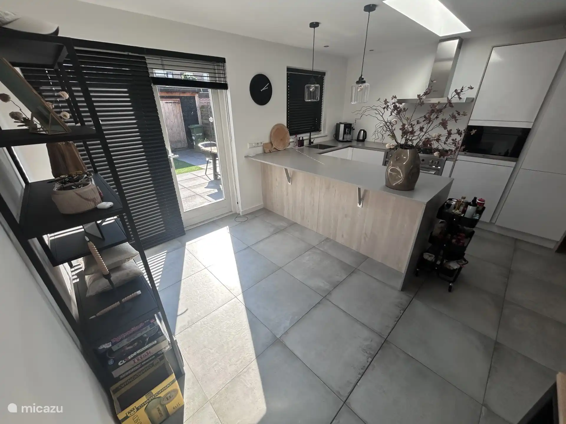 Umfangreiche Küche mit Jura-Kaffeemaschine.