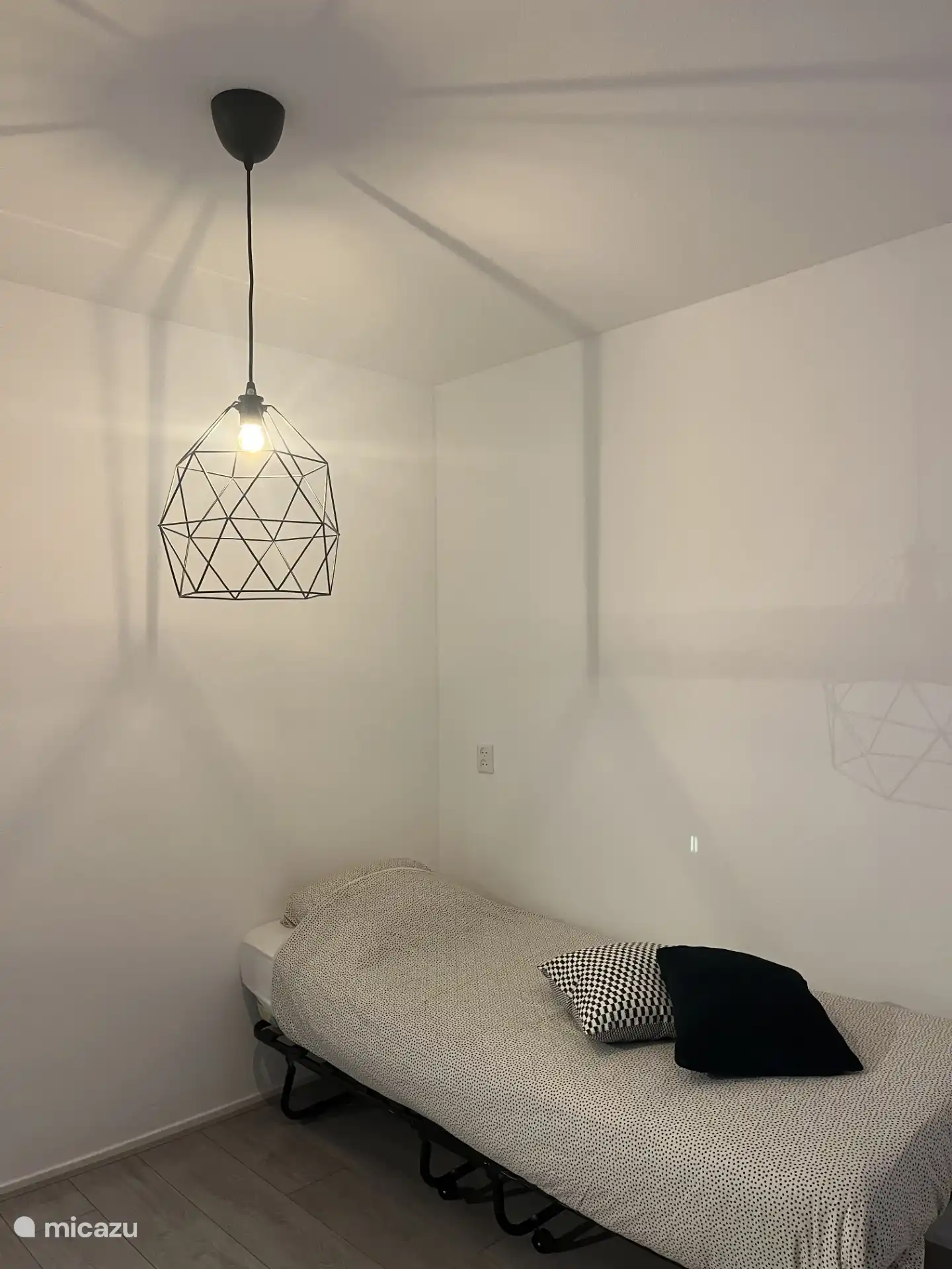 Das Bett im zweiten Schlafzimmer ist mit zwei Matratzen ausgestattet, die den Aufenthalt einer vierten Person ermöglichen.