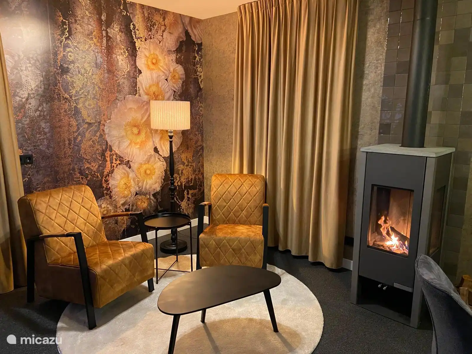 Sitzgelegenheit am Holzofen