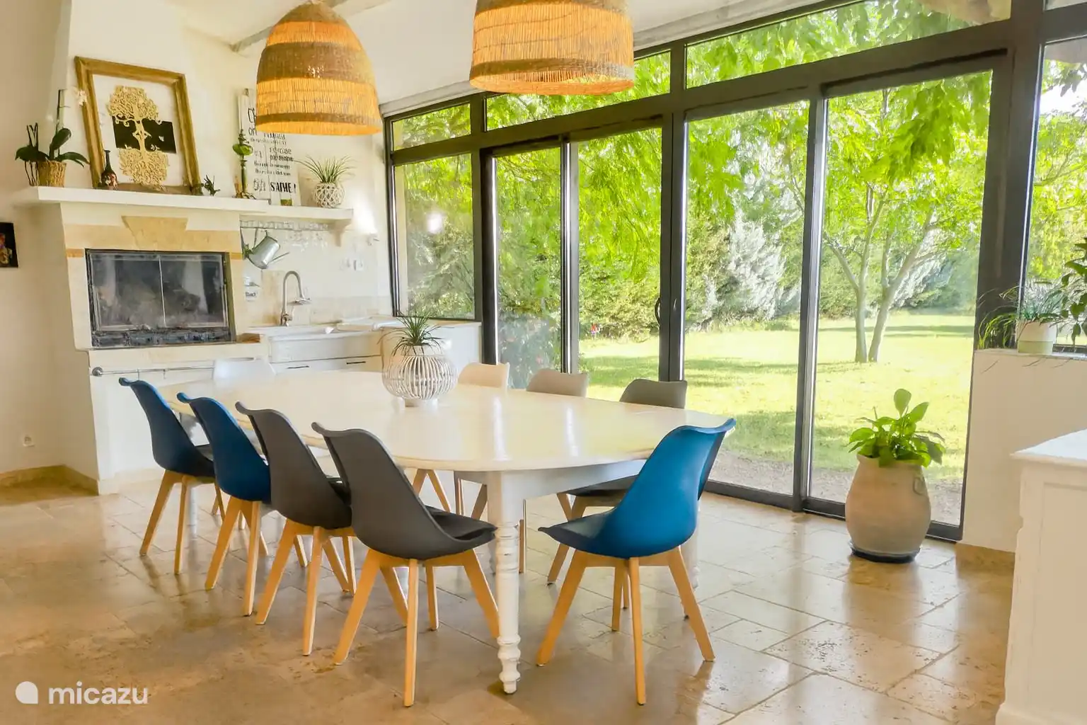 Comedor con capacidad para 10 - piscina y vista al jardín