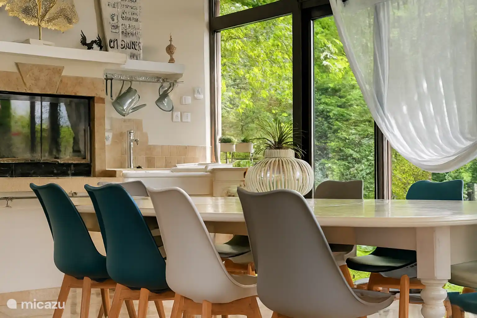 Comedor con capacidad para 10 - vistas al jardín y a la piscina