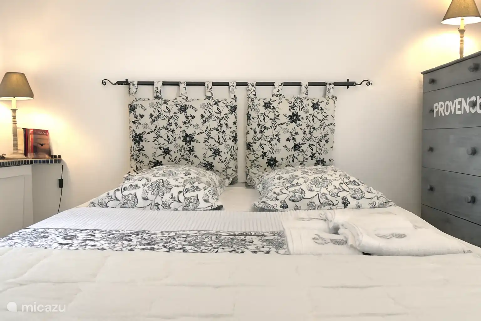 Dormitorio dormitorio independiente de suite principal 5 con vistas a la piscina