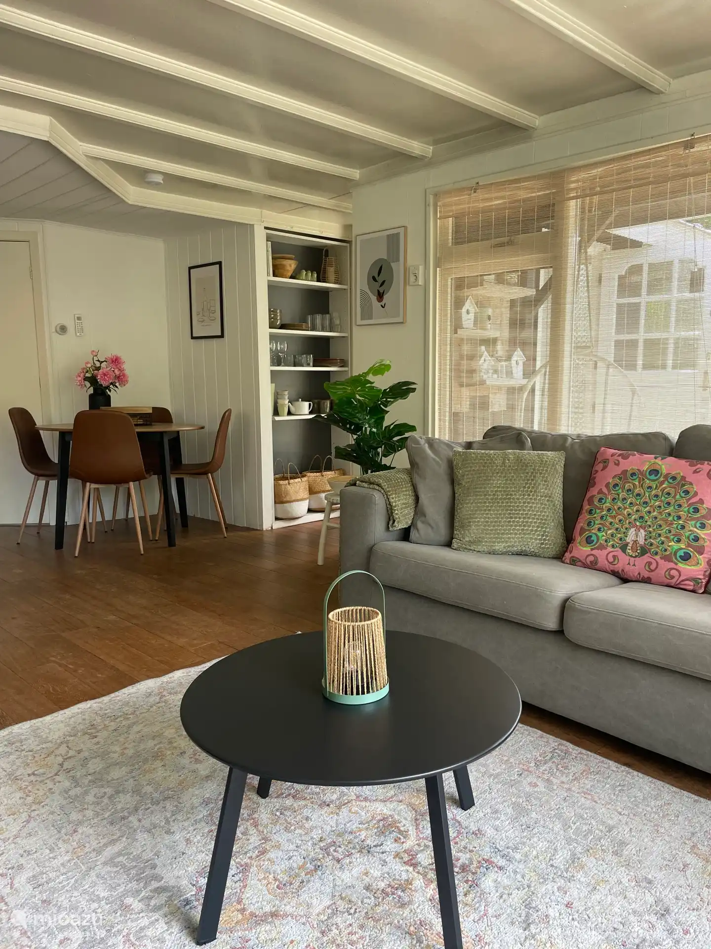 Das Ferienhaus verfügt über ein Wohnzimmer mit gemütlicher Sitzecke und Essbereich.