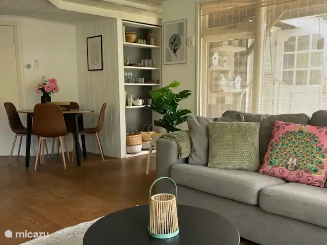 Boshuisje Elva huren in Nederland, Gelderland, Ermelo - blokhut / lodge Het huisje heeft een woonkamer met gezellige zithoek en eethoek.