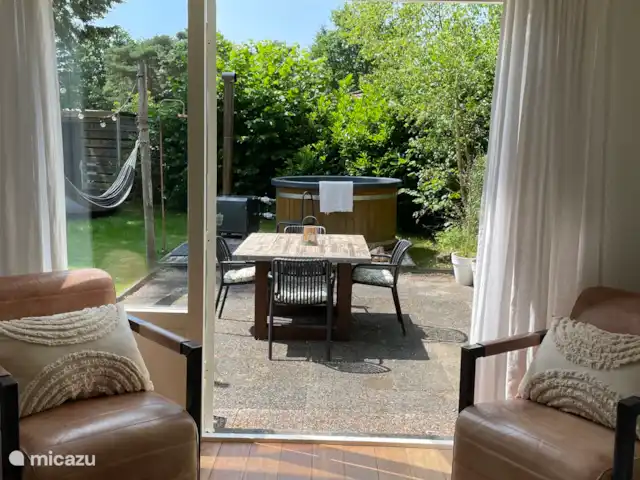 Boshuisje Elva huren in Nederland, Gelderland, Ermelo - blokhut / lodge Woonkamer met openslaande deuren naar de ruime, omheinde tuin