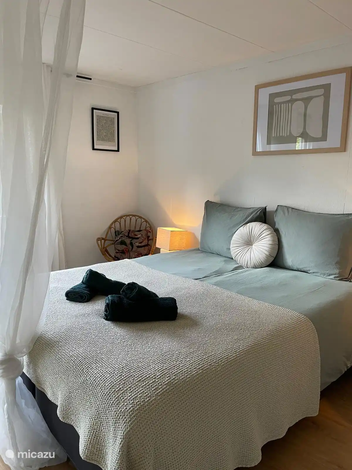 Das Ferienhaus verfügt über zwei Schlafzimmer. Ein Zimmer mit zwei Einzelbetten (90x200). Die Einzelbetten werden standardmäßig zusammengeschoben.