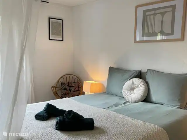 Boshuisje Elva huren in Nederland, Gelderland, Ermelo - blokhut / lodge Het huisje heeft twee slaapkamers. Eén kamer met met twee eenpersoonsbedden (90x200). De eenpersoonsbedden staan standaard tegen elkaar aangeschoven.