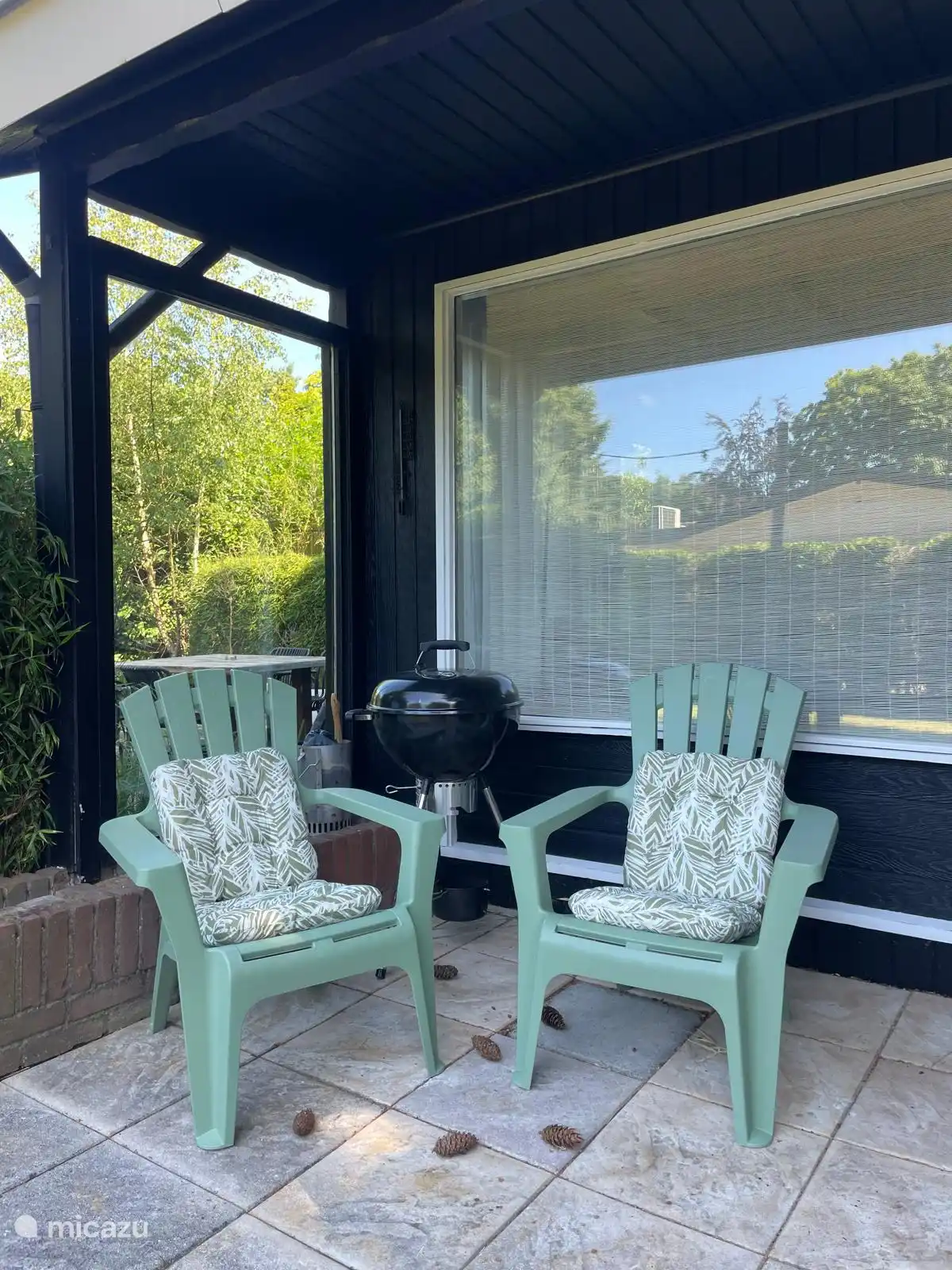 Im umliegenden Garten gibt es genügend Plätze zum Verweilen. Und es gibt einen Grill. 