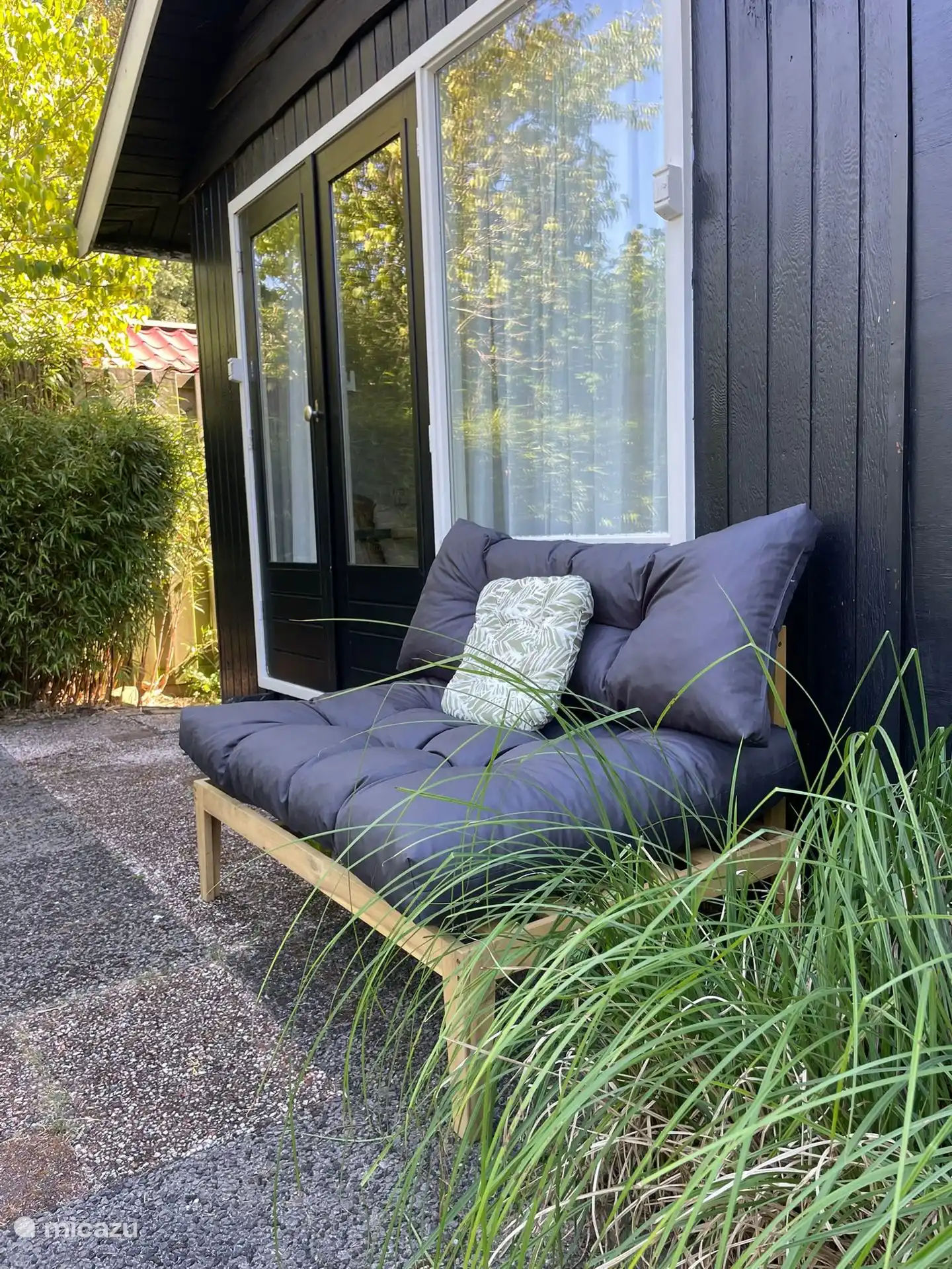 Im umliegenden Garten gibt es genügend Plätze zum Verweilen. 