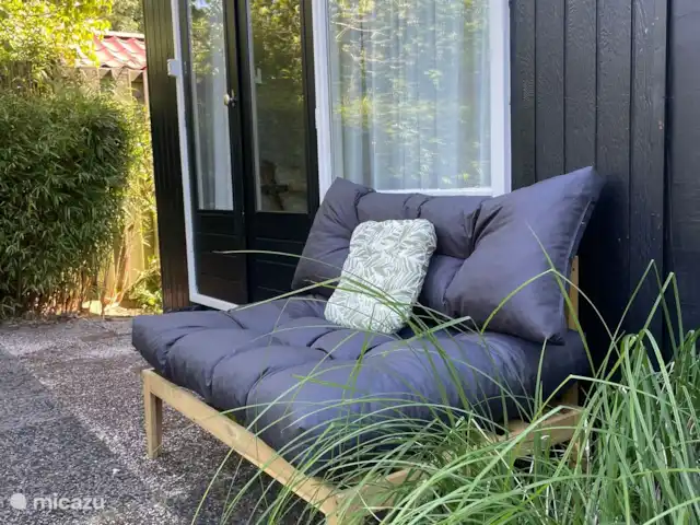 Boshuisje Elva huren in Nederland, Gelderland, Ermelo - blokhut / lodge In de omgeheinde tuin zijn er genoeg plekjes om te loungen.