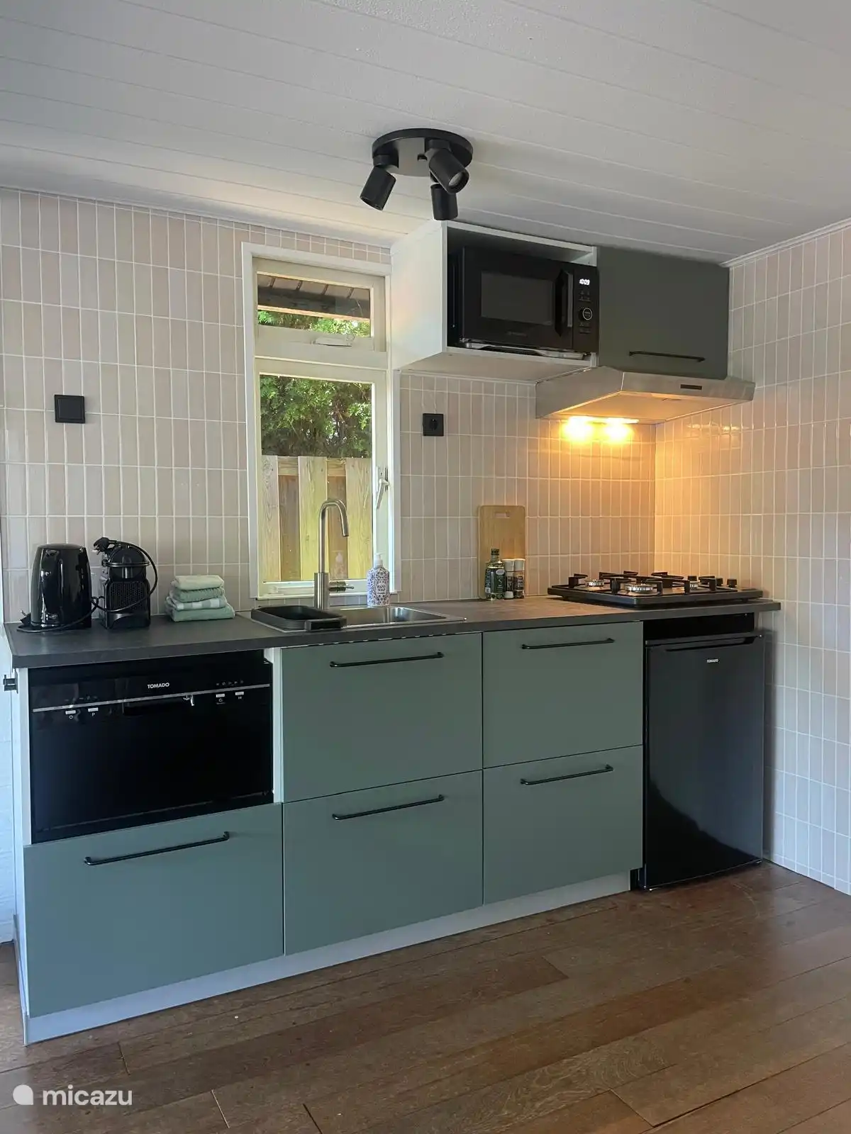 Die neue Küche aus dem Jahr 2025 ist gut ausgestattet mit Geschirrspüler, Gasherd und geräumigem Kühlschrank mit Gefrierfach. Kaffee und Tee sind inklusive. Geschirrtücher und Spülmaschinenwürfel sind vorhanden.