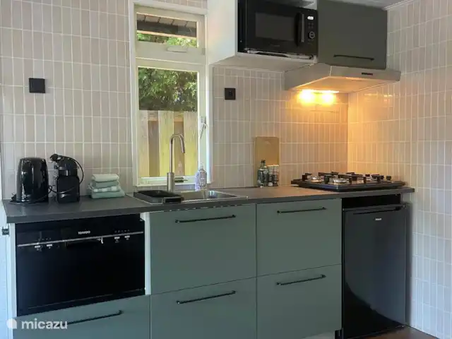 Boshuisje Elva huren in Nederland, Gelderland, Ermelo - blokhut / lodge De nieuwe keuken uit 2025 is goed uitgerust met een vaatwasser, gaskookplaat, ruime koelvries combinatie. Koffie en thee zijn inbegrepen. Theedoeken en vaatwasblokjes zijn aanwezig.