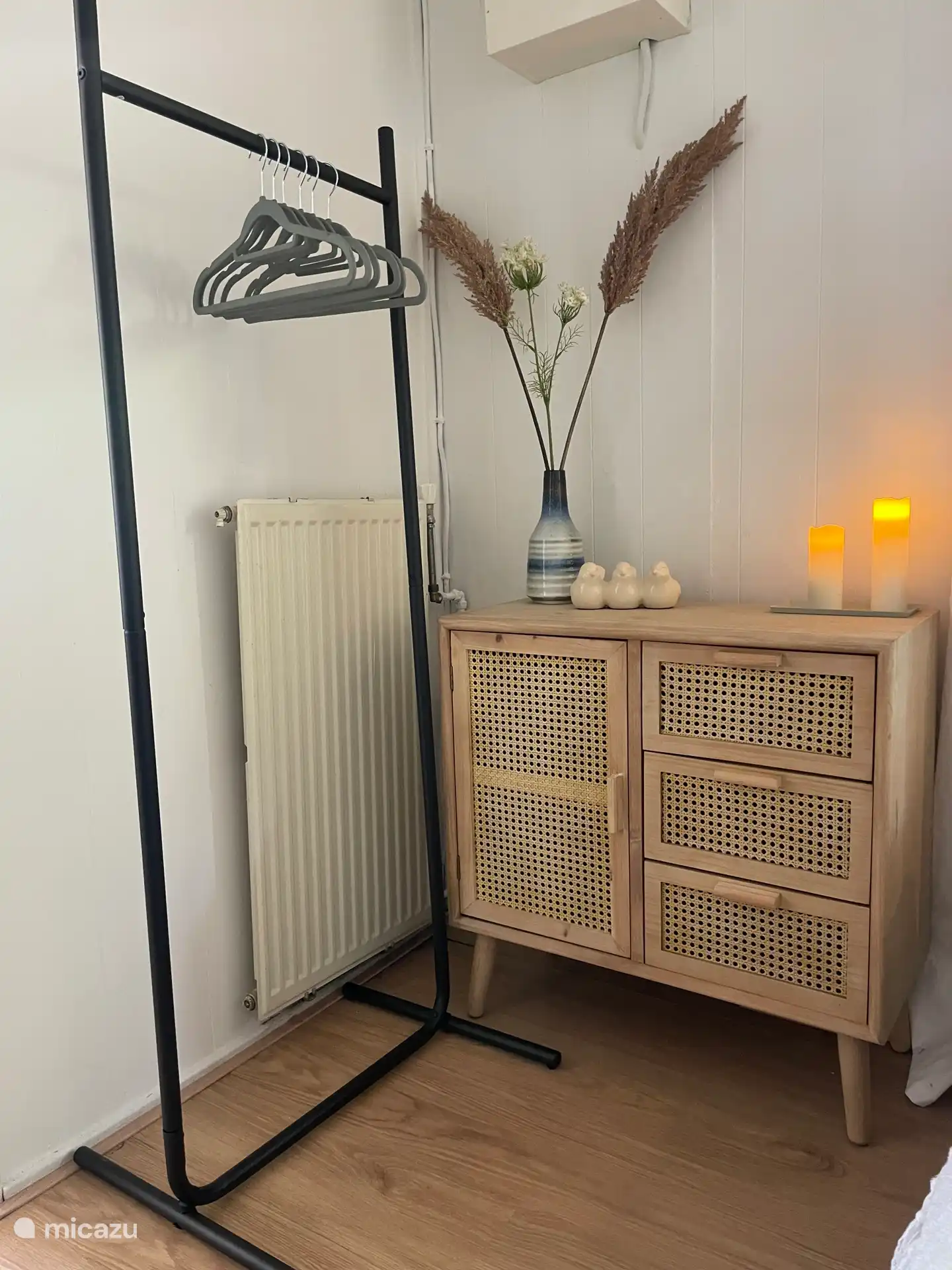 Beide Schlafzimmer bieten genügend Platz, um Kleidung und andere Gegenstände zu verstauen. Auf Wunsch kann ein Babybett aufgestellt werden.