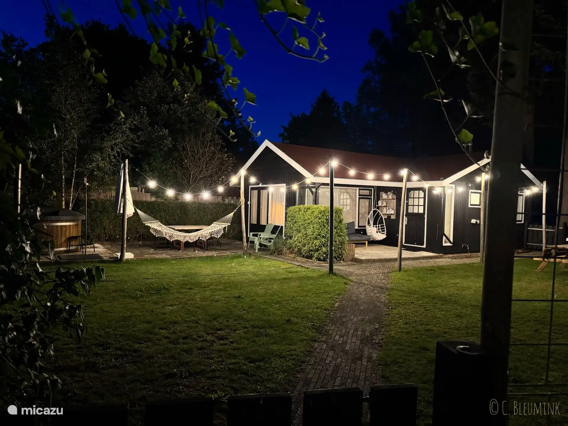 Sie können auch abends bei stimmungsvoller Beleuchtung im Garten sitzen. Oder im Whirlpool unter den Sternen. 