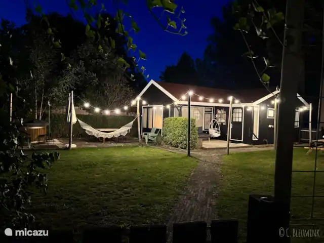 Boshuisje Elva huren in Nederland, Gelderland, Ermelo - blokhut / lodge Ook in de avond kun je heerlijk in de tuin zitten met sfeerverlichting. Of in de hottub onder de sterrenhemel.