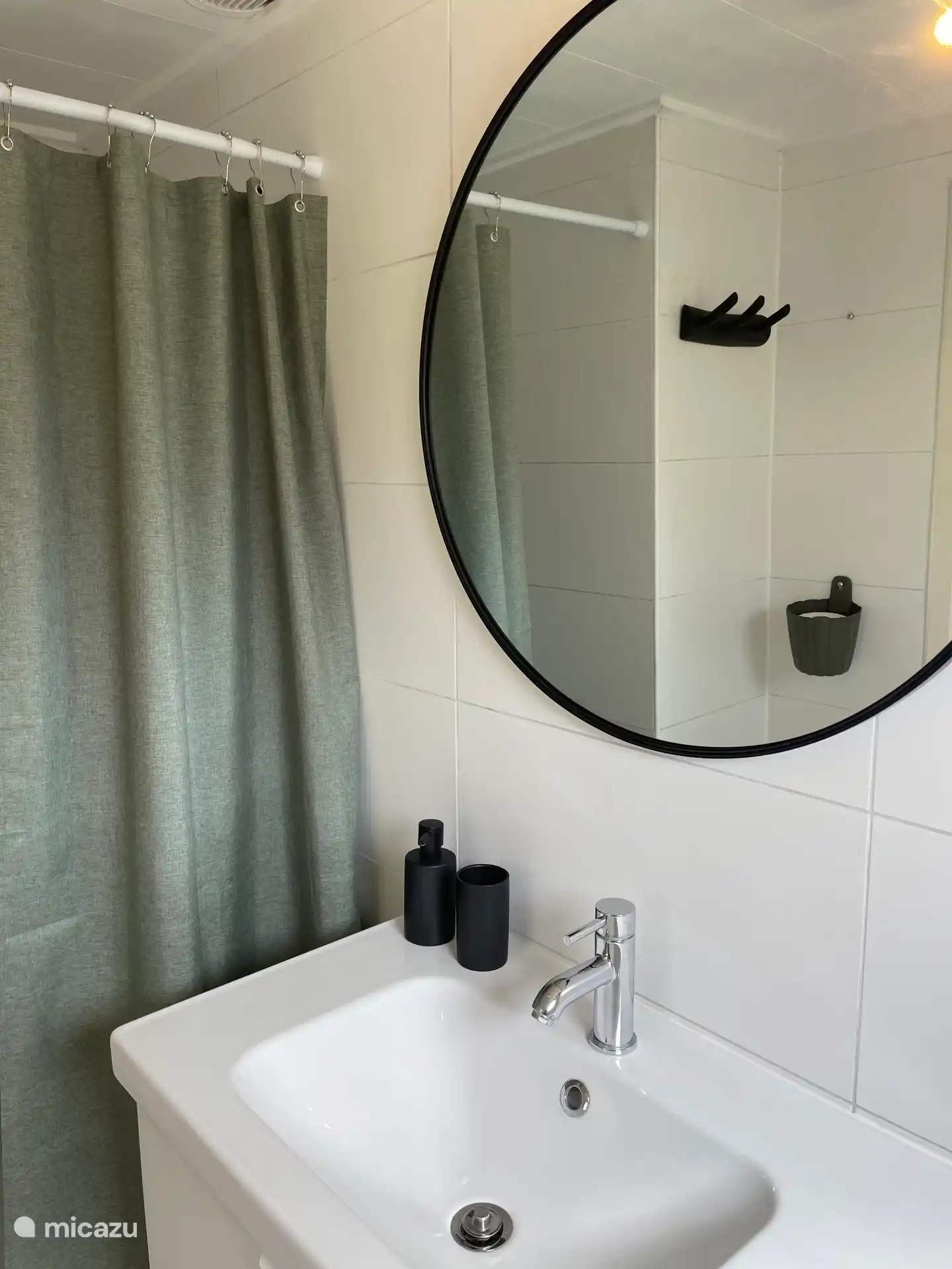 Das gepflegte Badezimmer verfügt über eine ebenerdige Dusche und ein Waschbecken. Handtücher liegen im Schlafzimmer für Sie bereit.