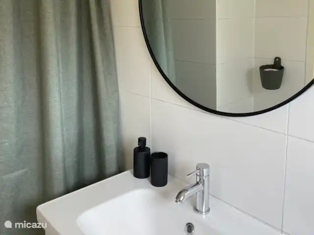 Boshuisje Elva huren in Nederland, Gelderland, Ermelo - blokhut / lodge De nette badkamer heeft een inloopdouche en wastafel. Handdoeken liggen voor je klaar op de slaapkamer.