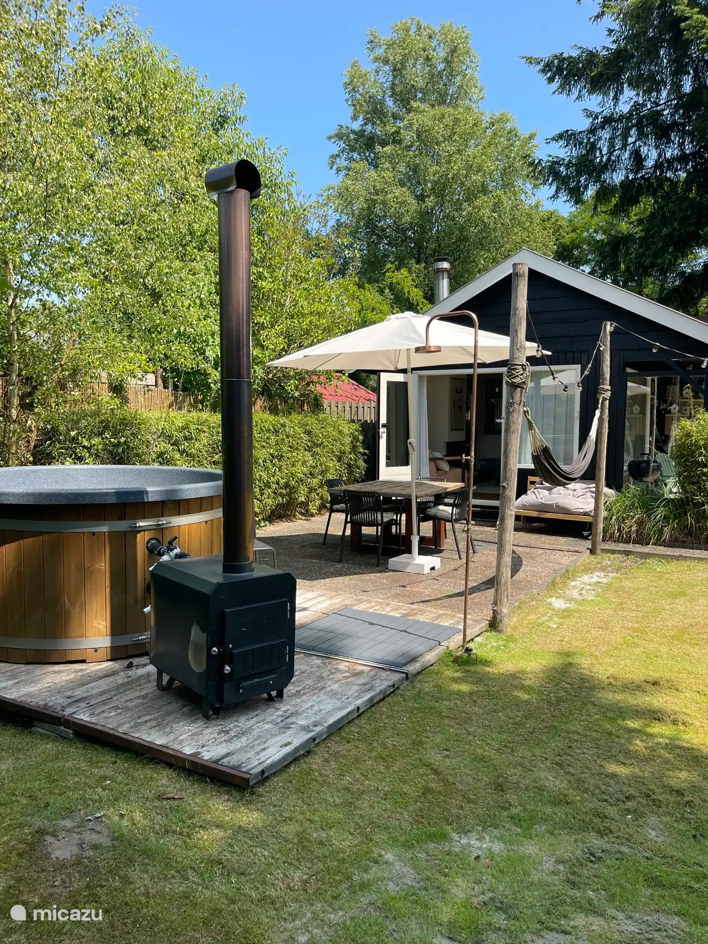 Viel Schatten und Sonnenplätze im großzügigen, eingezäunten Garten. 