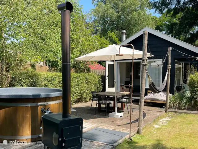 Boshuisje Elva huren in Nederland, Gelderland, Ermelo - blokhut / lodge Genoeg schaduw en zon plekjes in de ruime, omheinde tuin.