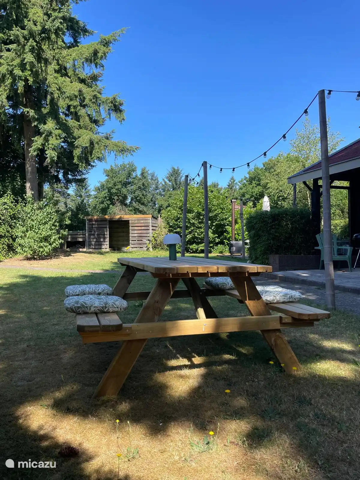 Im umliegenden Garten können Sie sich auf den Stühlen entspannen. Es gibt auch einen Picknicktisch. Unter den Bäumen befindet sich der holzbefeuerte Whirlpool mit stimmungsvoller Beleuchtung. 