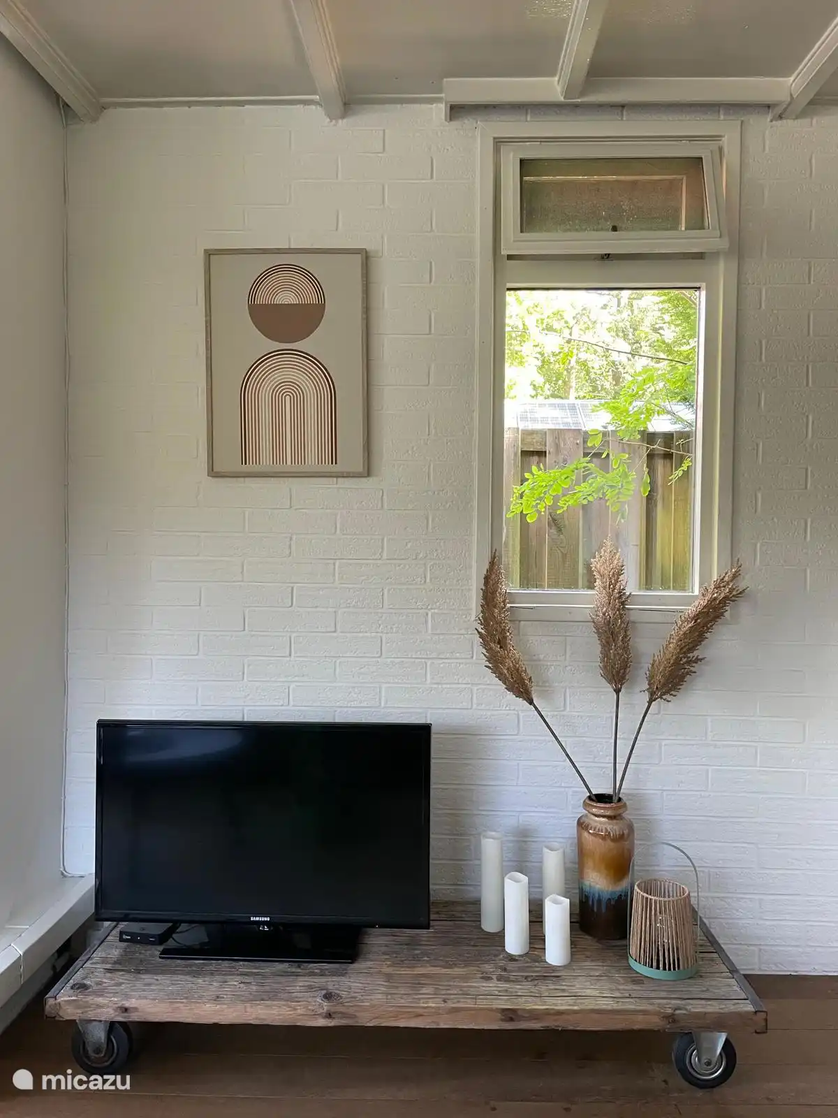 Wohnzimmer mit TV für Ihre Lieblingsserie und WIFI