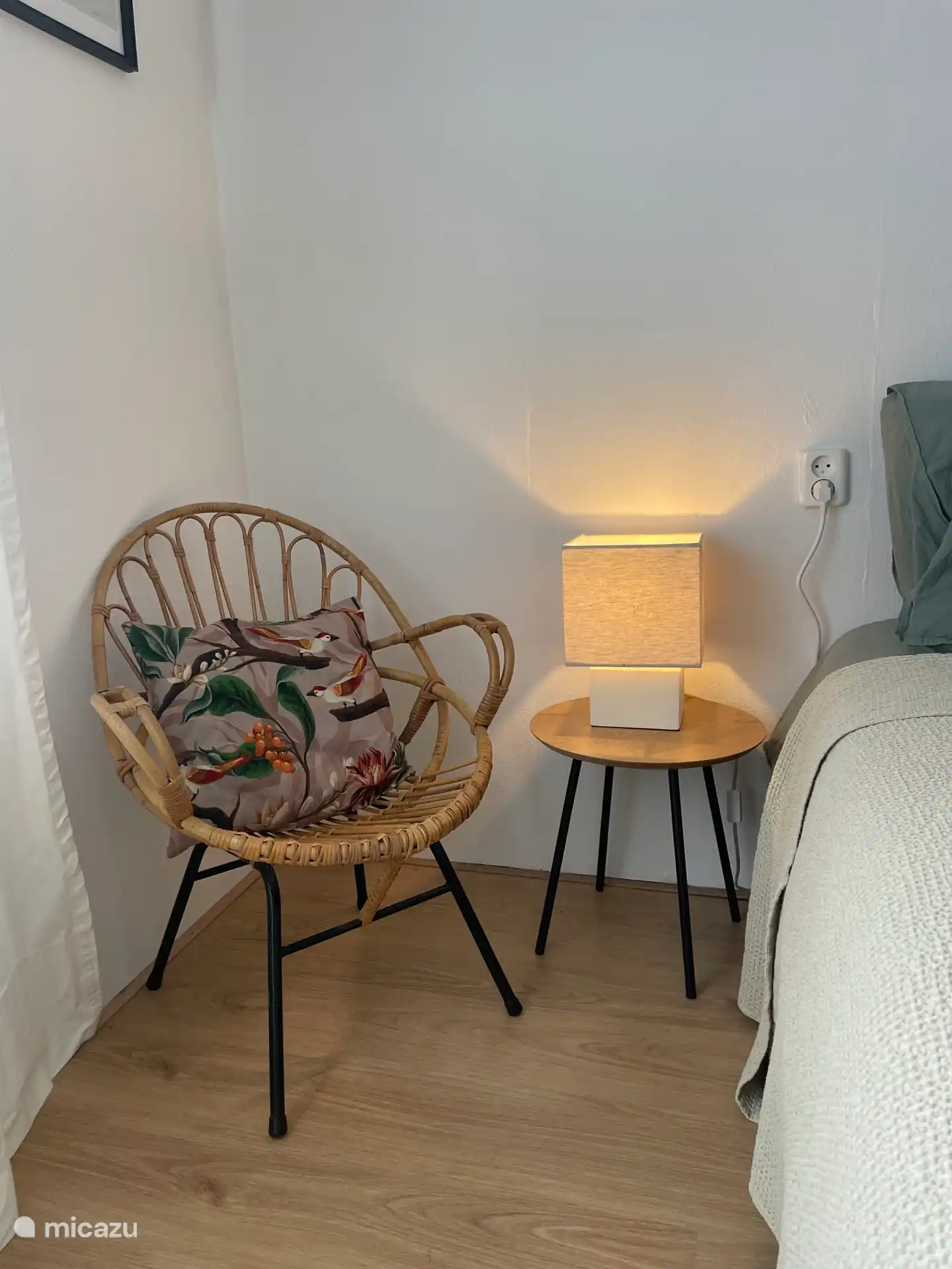 Wachen Sie zwischen den zwitschernden Vögeln auf. 