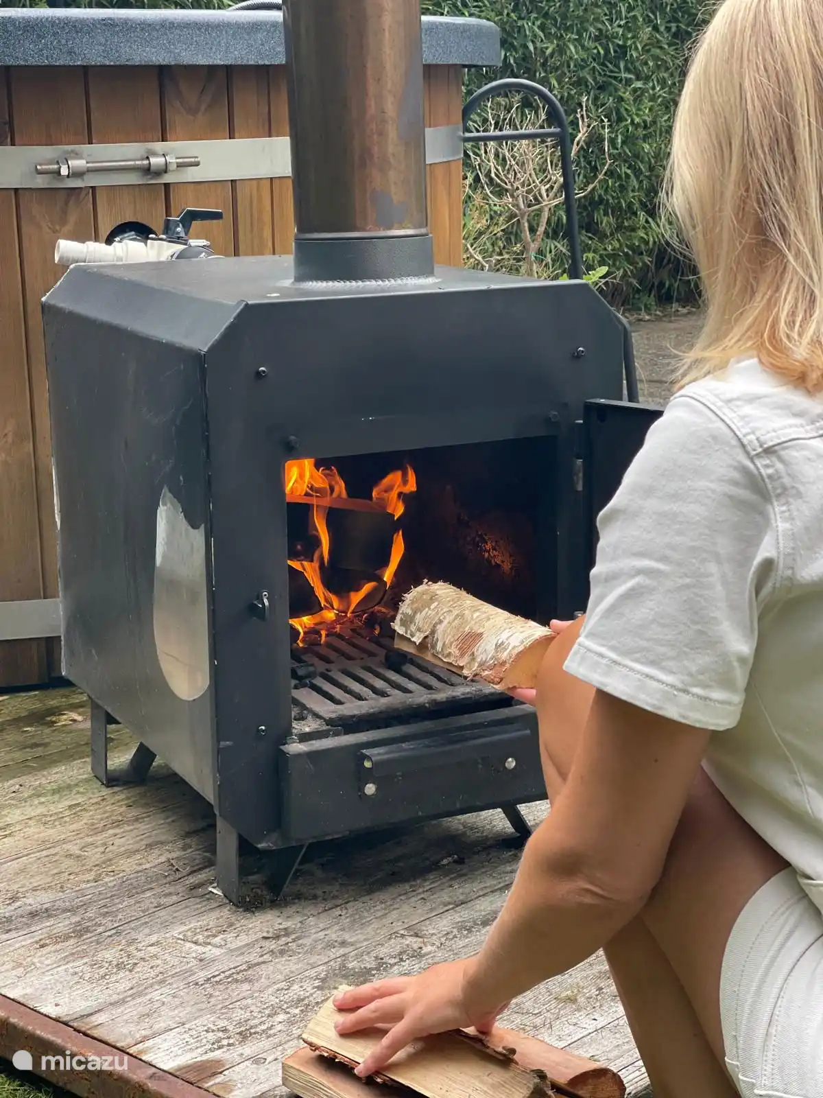 Im geräumigen Garten befindet sich ein holzbefeuerter Whirlpool. Im Haus gibt es genug Holz, um den Whirlpool 1 Mal zu heizen. 