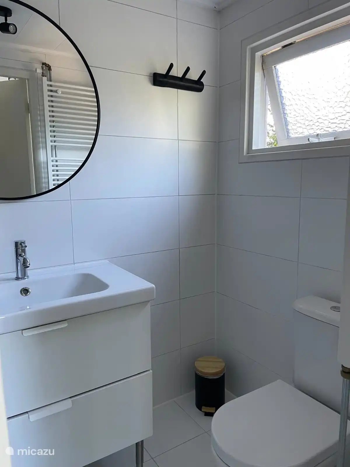 Das gepflegte Badezimmer verfügt über eine ebenerdige Dusche und ein Waschbecken. Handtücher liegen im Schlafzimmer für Sie bereit.