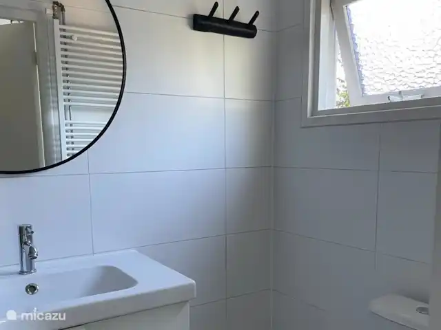 Boshuisje Elva huren in Nederland, Gelderland, Ermelo - blokhut / lodge De nette badkamer heeft een inloopdouche en wastafel. Handdoeken liggen voor je klaar op de slaapkamer.