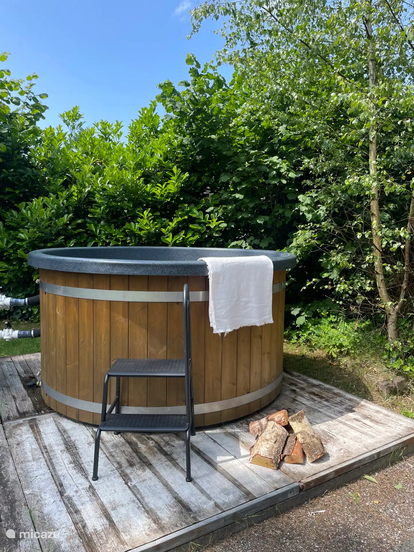 Zeit zum Entspannen! Holen Sie sich ein schönes Getränk und ein paar Snacks, denn die Chancen stehen gut, dass Sie Stunden in der Badewanne verbringen möchten. 